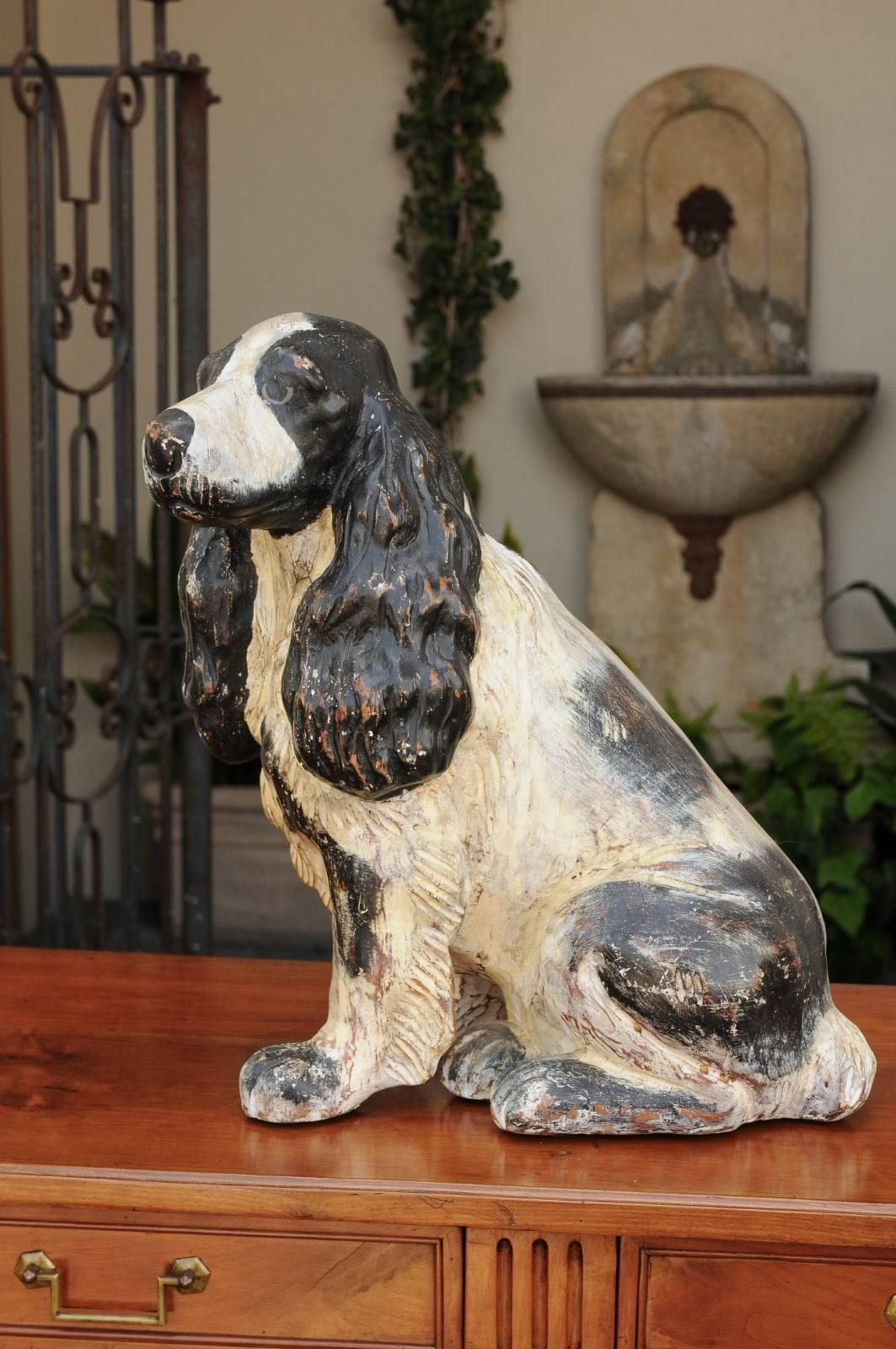 Anglais Sculpture anglaise de chien épagneul sculptée et peinte, datant d'environ 1920 en vente