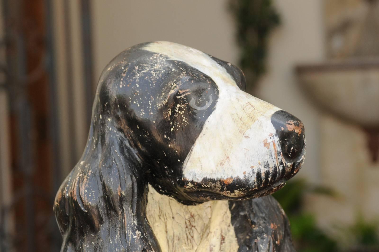 Bois Sculpture anglaise de chien épagneul sculptée et peinte, datant d'environ 1920 en vente