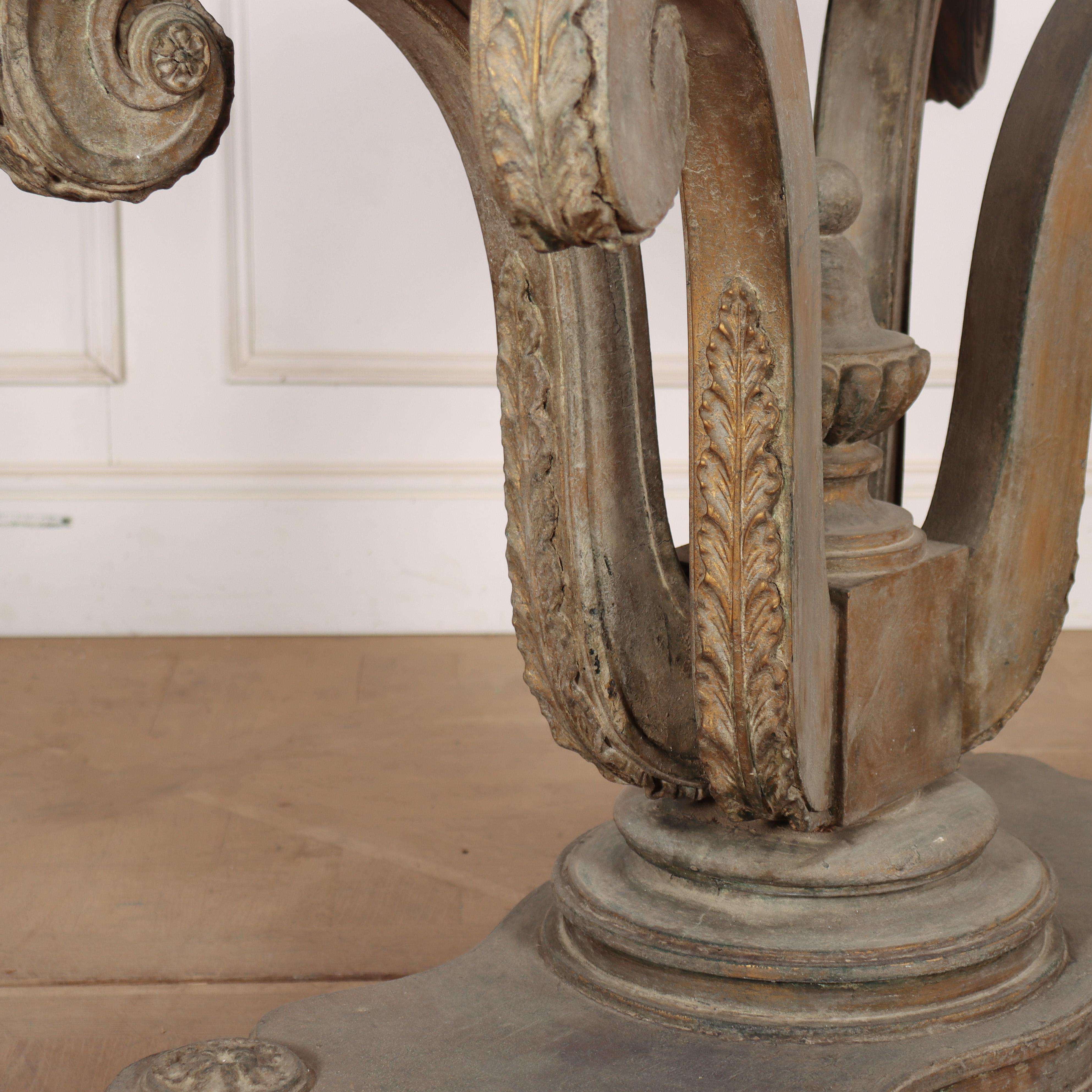 Table console anglaise sculptée en vente 1