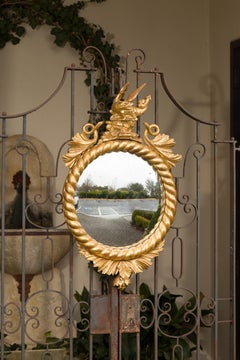 Englischer konvexer Spiegel aus geschnitztem Giltwood mit Fabelwesen:: um 1840
