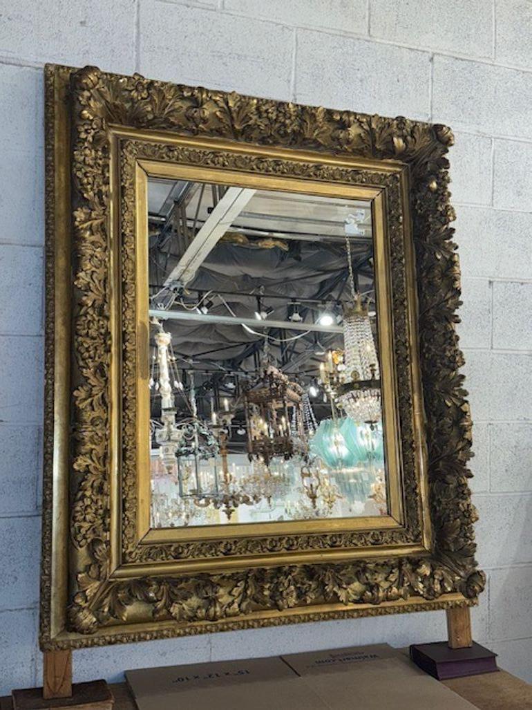 Specchio inglese in legno dorato intagliato In condizioni buone in vendita a Dallas, TX