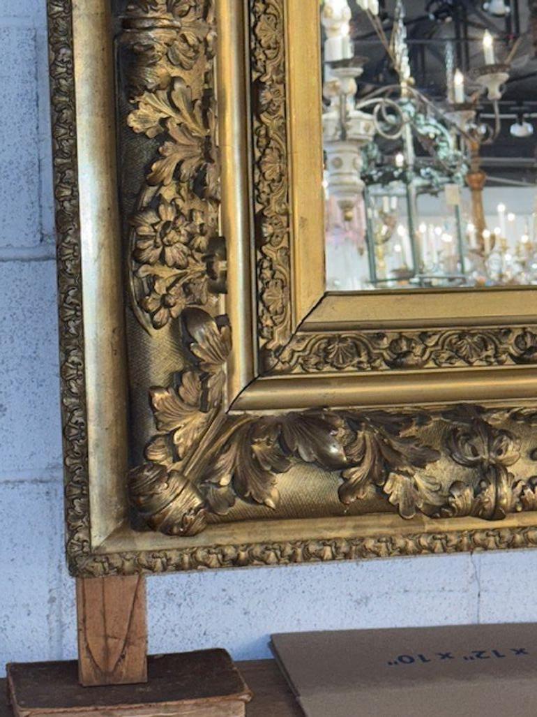 Specchio inglese in legno dorato intagliato in vendita 1