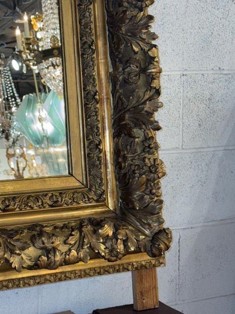 Specchio inglese in legno dorato intagliato in vendita 2