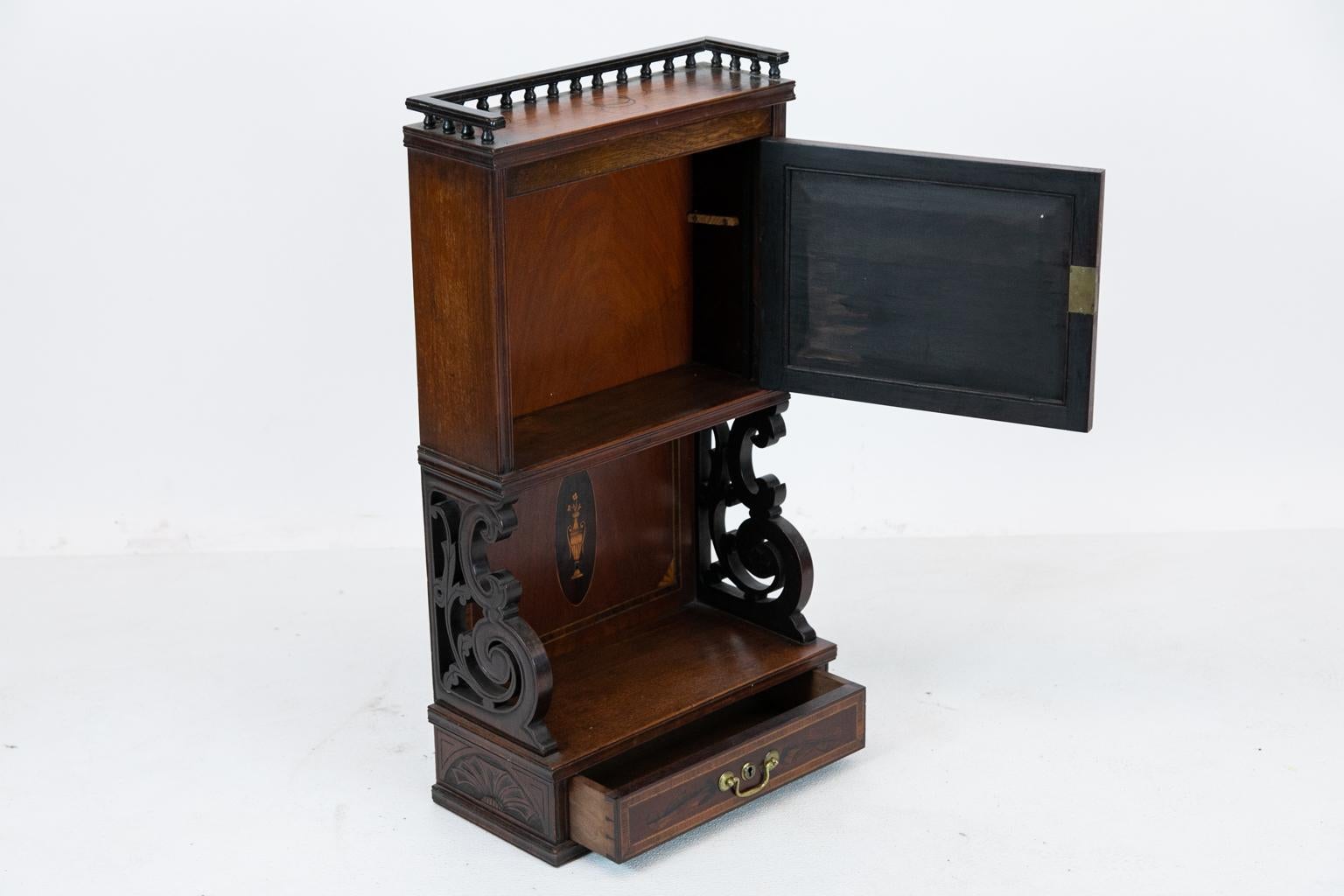 XIXe siècle Cabinet anglais sculpté et marqueté en vente