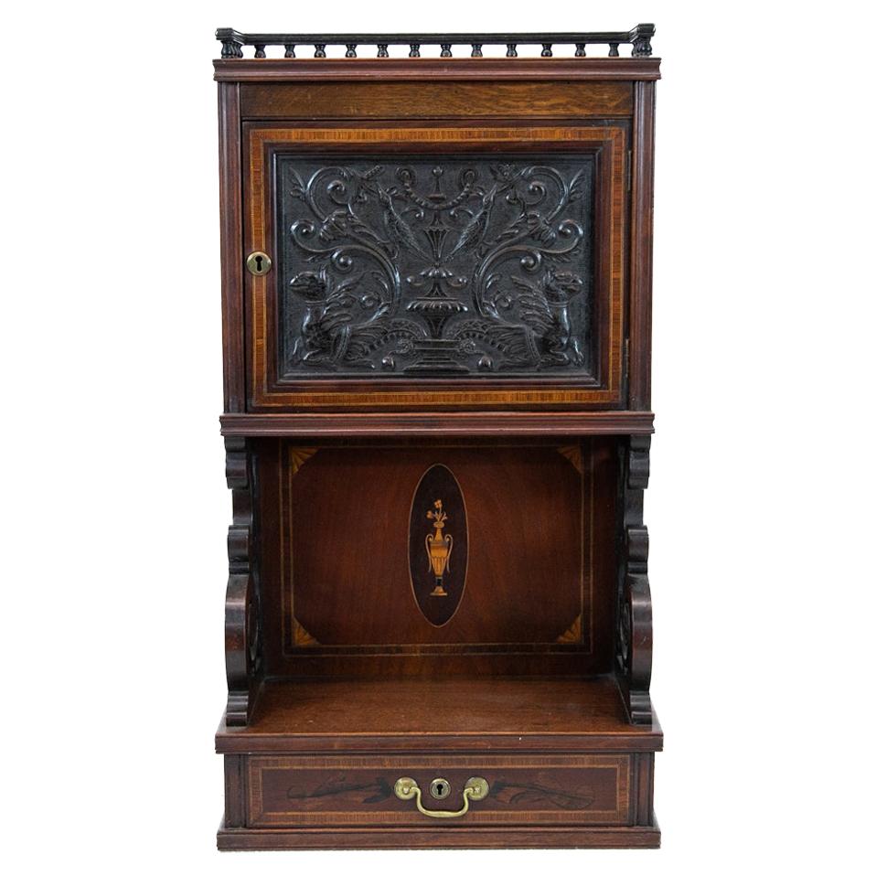 Cabinet anglais sculpté et marqueté en vente