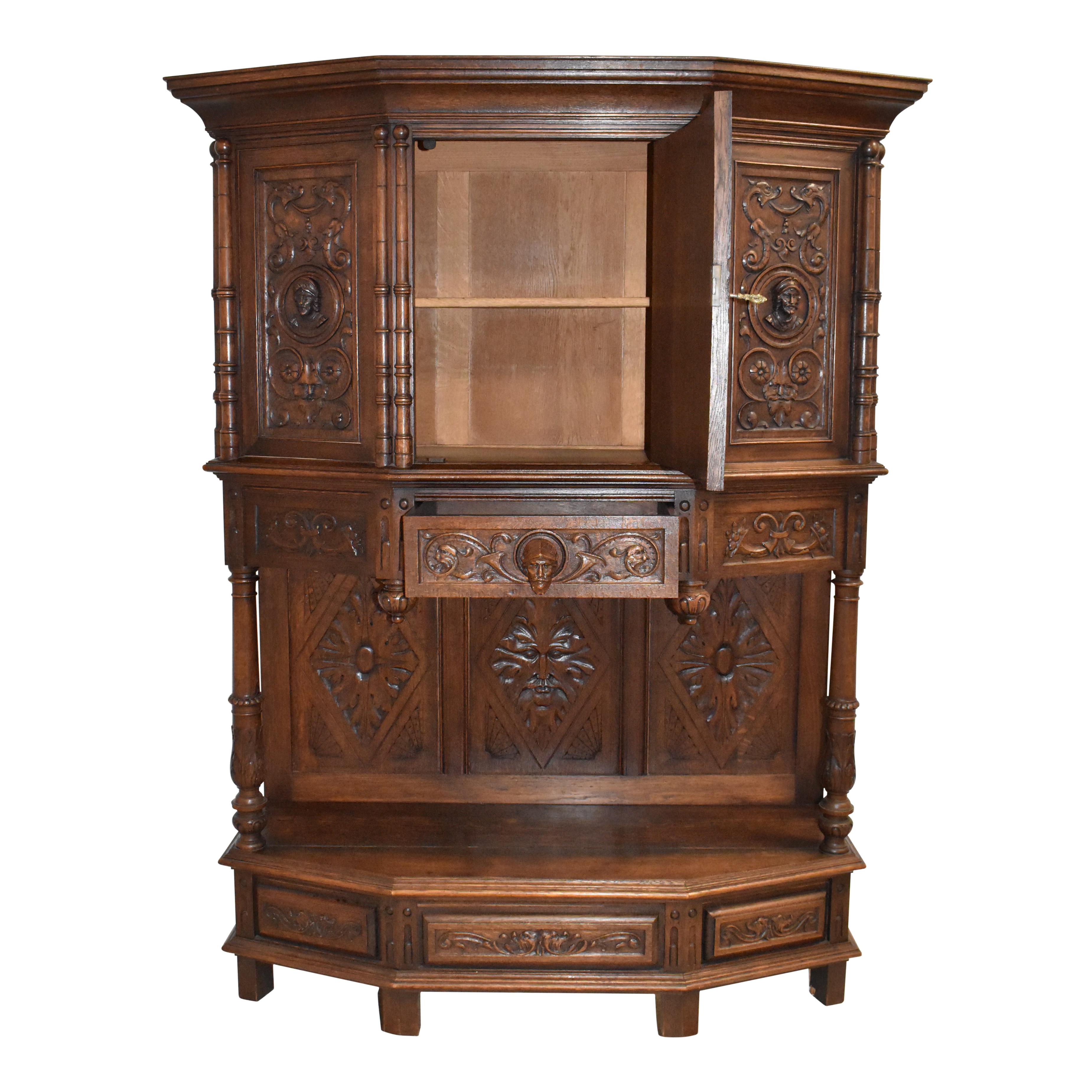 English Carved Oak Breakfront Cabinet, circa 1900 In Good Condition For Sale In Evergreen, CO