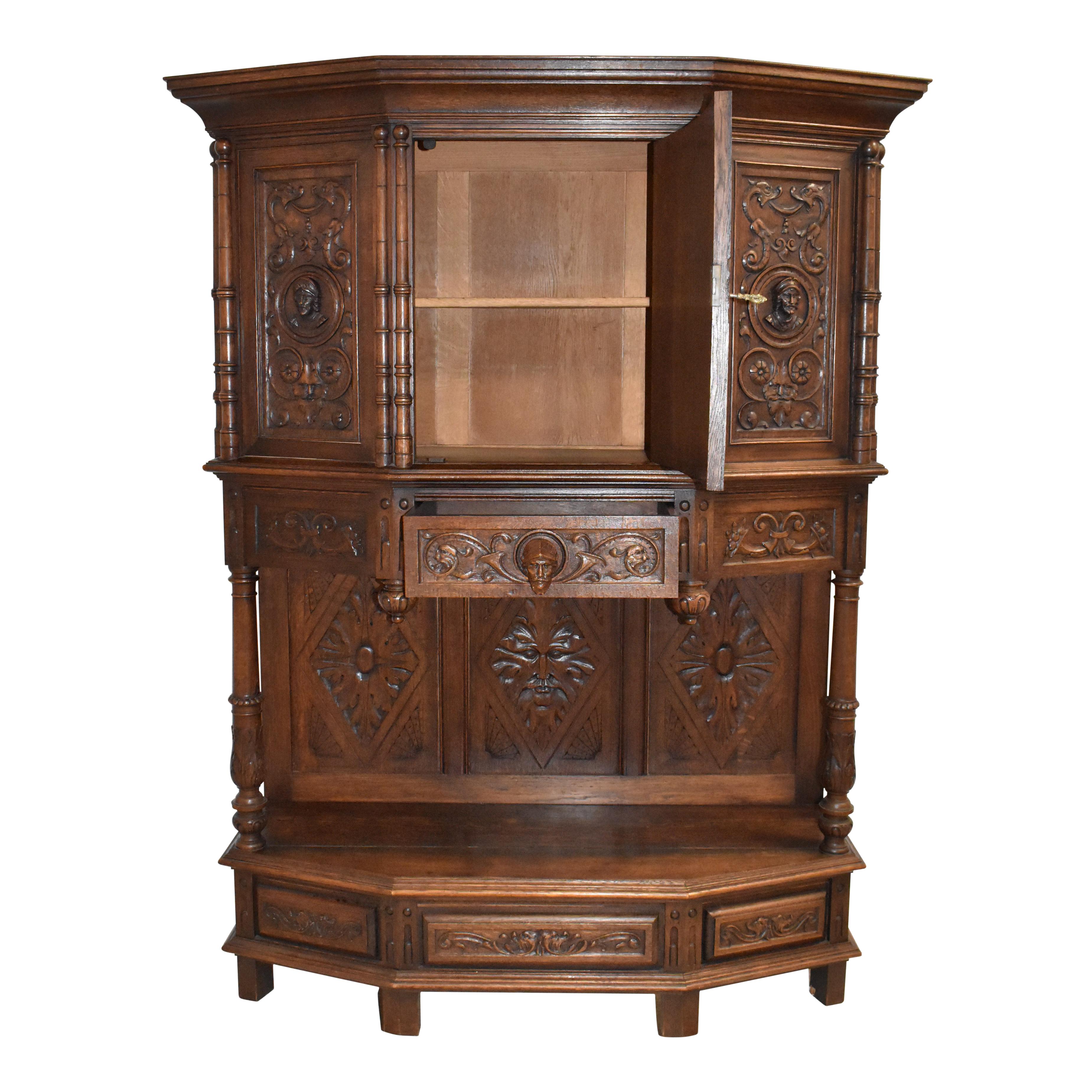 Anglais Cabinet en chêne anglais sculpté, vers 1900 en vente