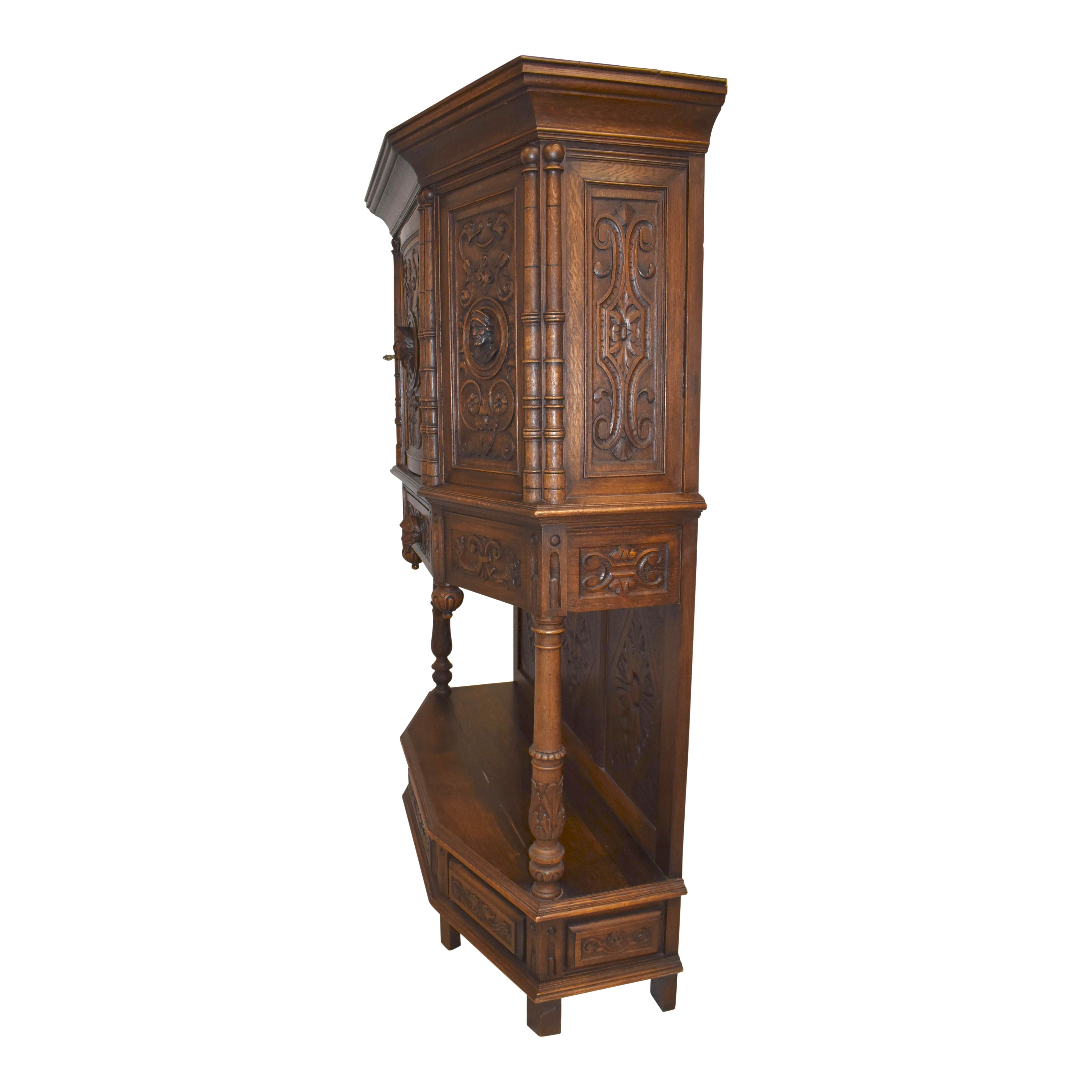 20th Century English Carved Oak Breakfront Cabinet, circa 1900 For Sale