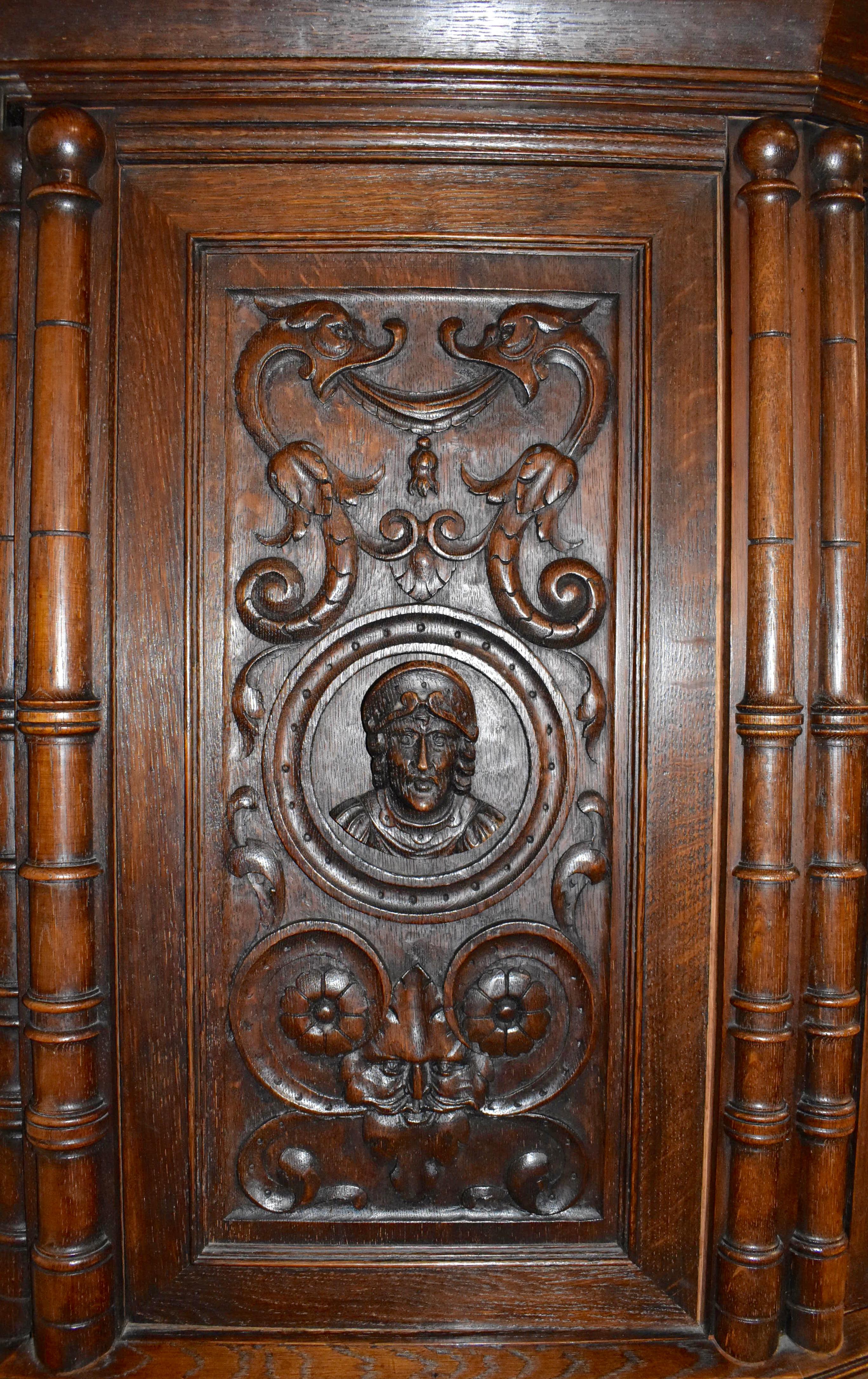 Cabinet en chêne anglais sculpté, vers 1900 en vente 1