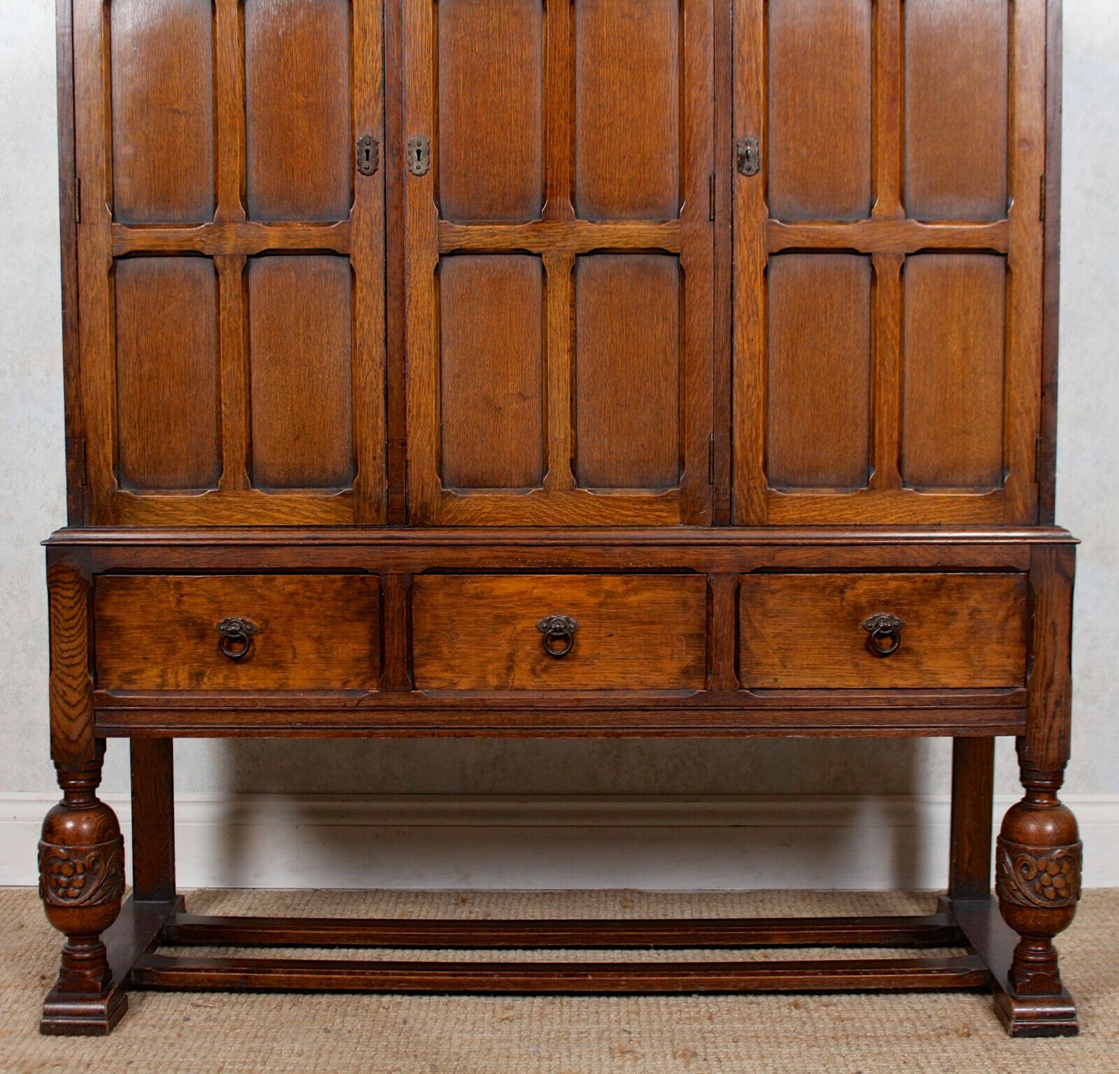 English Carved Oak Cupboard Sideboard Credenza Cabinet In Good Condition For Sale In Newcastle upon Tyne, GB