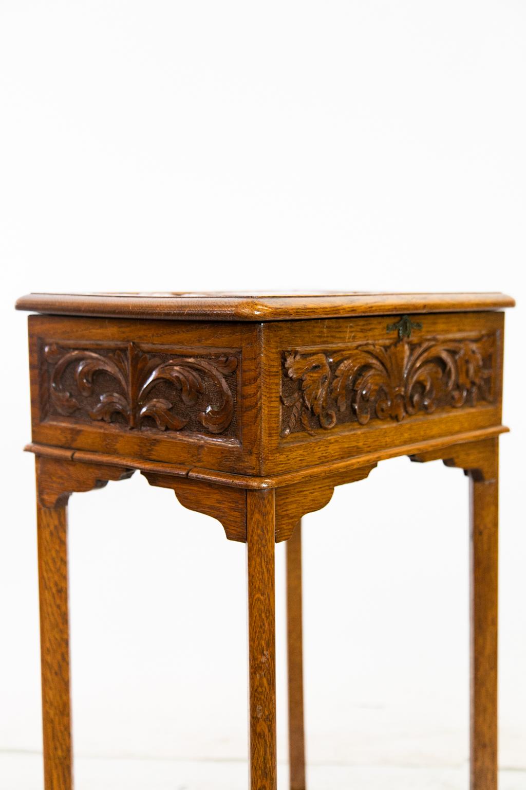 Fine XIX secolo Tavolino con piano rialzato in Oak intagliato all'inglese