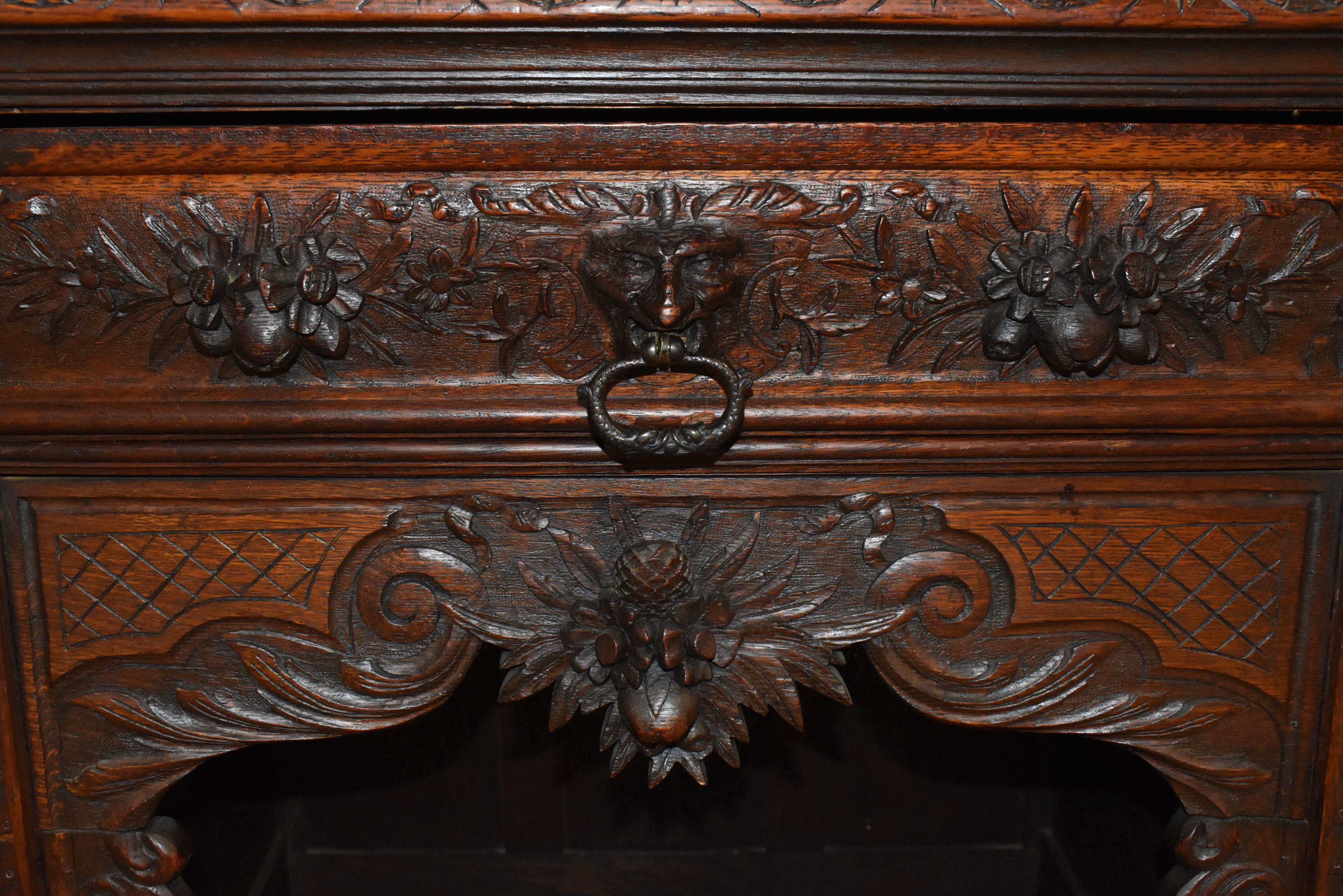 English Carved Oak Sideboard Buffet with Liquor Tray For Sale 7