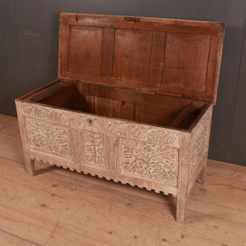 English Carved Oak Storage Chest (18. Jahrhundert und früher)