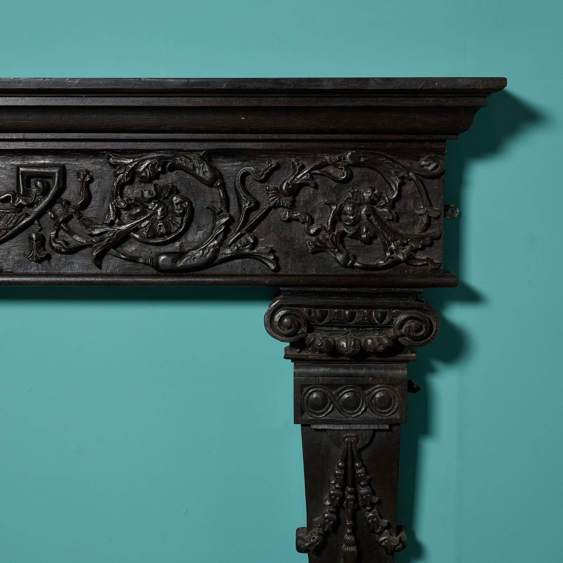 Anglais Cheminée anglaise sculptée en chêne de style Tudor en vente
