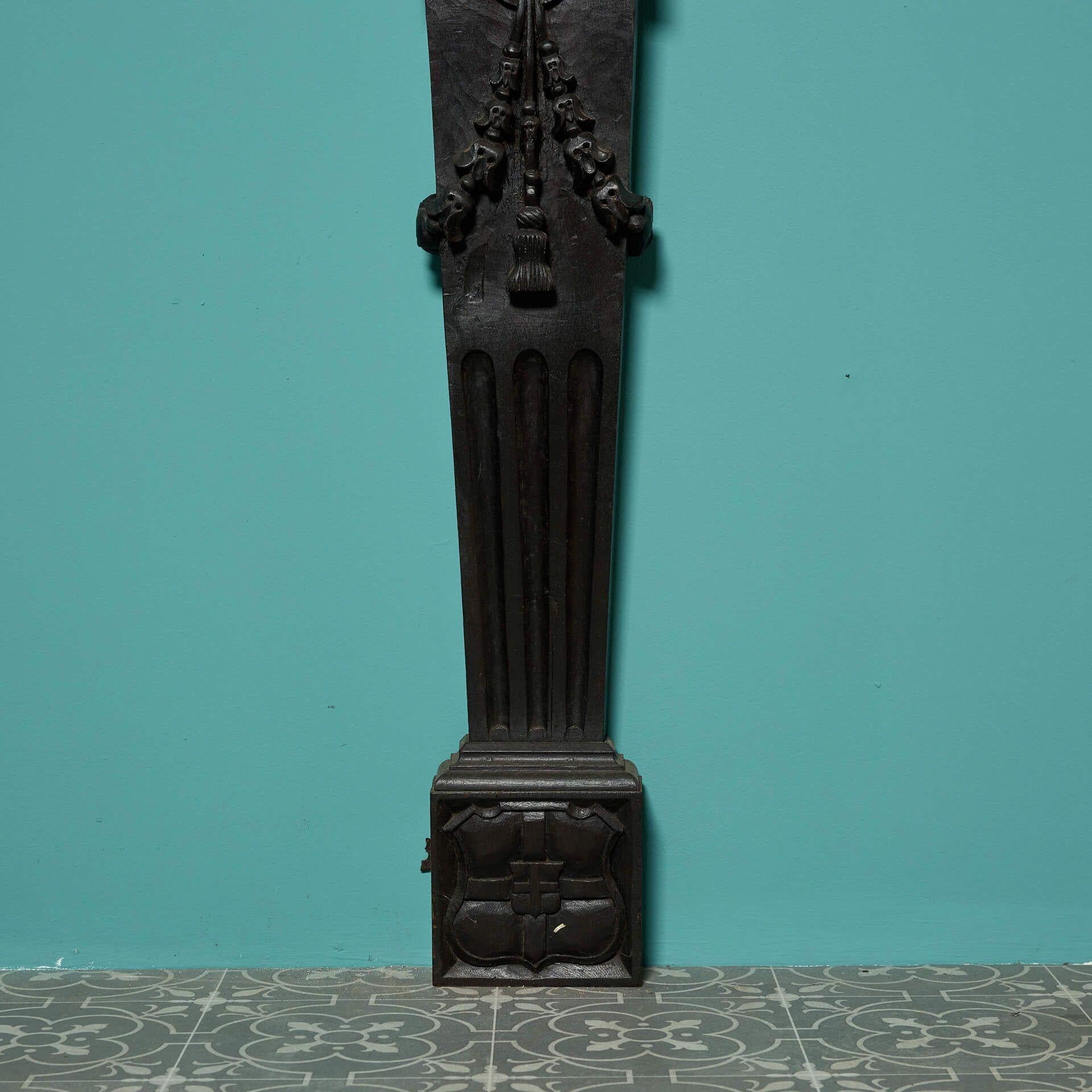 Sculpté à la main Cheminée anglaise sculptée en chêne de style Tudor en vente