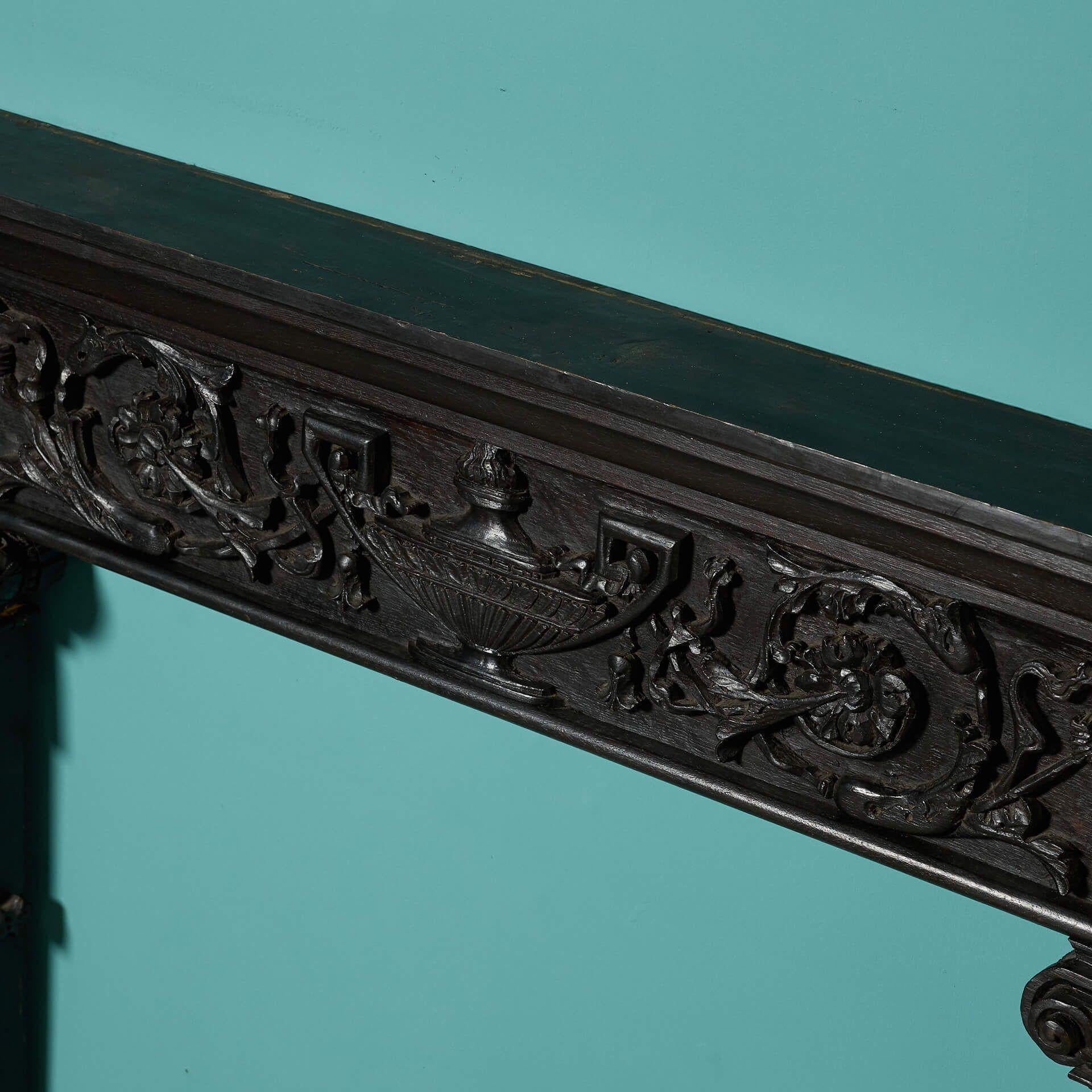 XIXe siècle Cheminée anglaise sculptée en chêne de style Tudor en vente