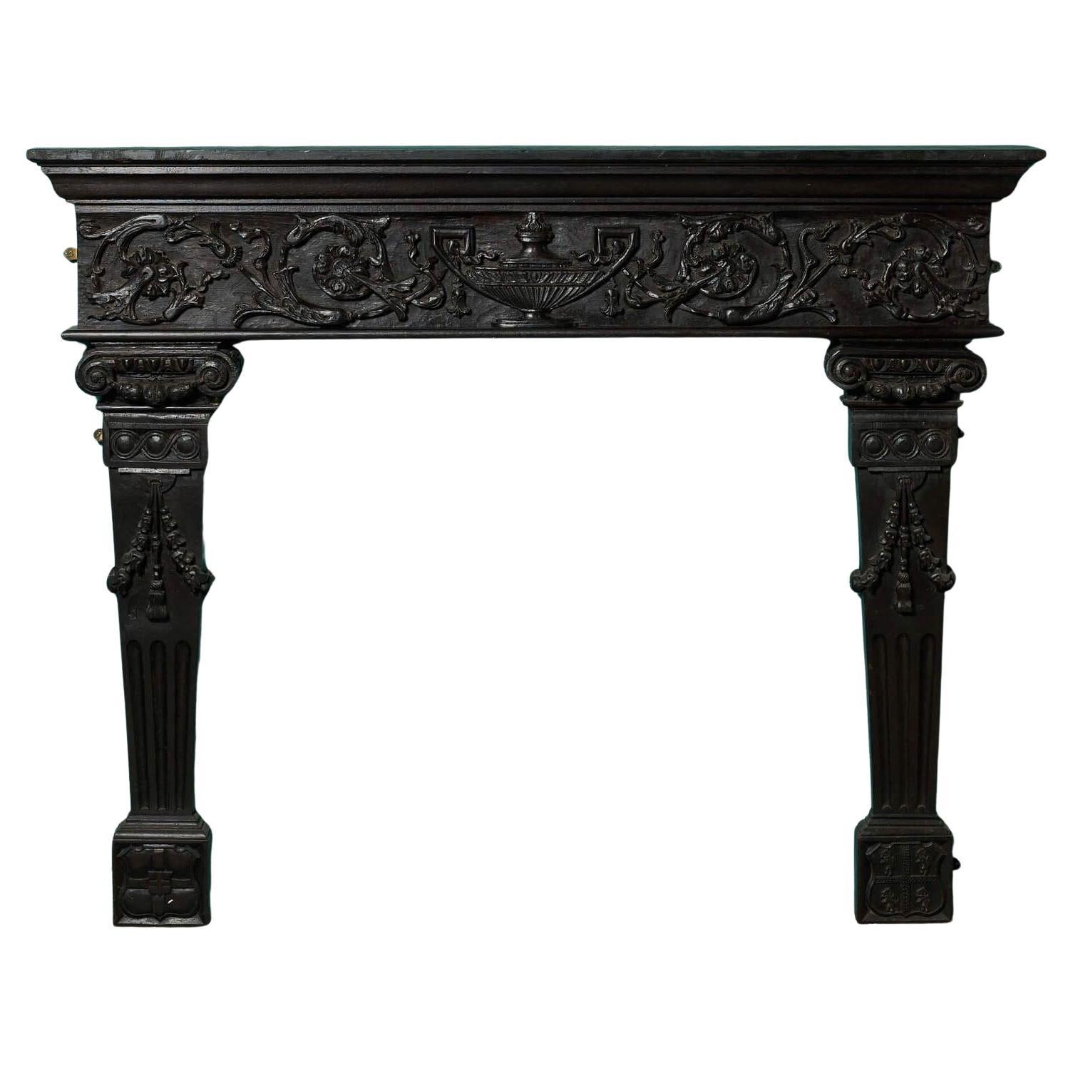 Cheminée anglaise sculptée en chêne de style Tudor