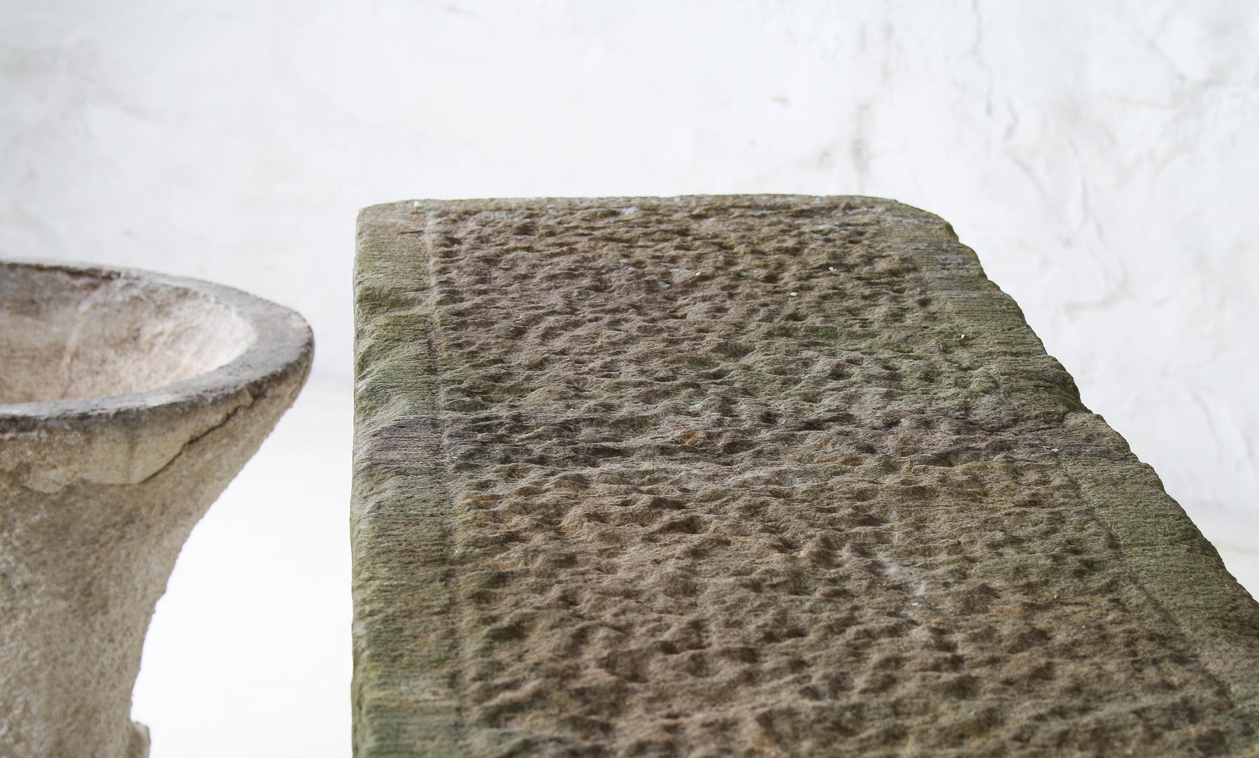 Asiento de piedra arenisca tallada inglesa para banco de jardín Elemento de jardín envejecido 1860 en venta 8