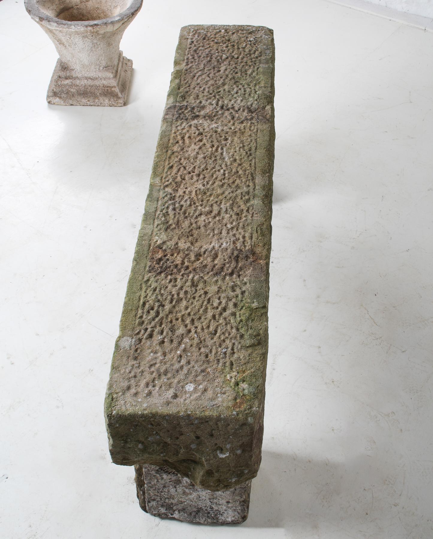 Asiento de piedra arenisca tallada inglesa para banco de jardín Elemento de jardín envejecido 1860 en venta 10