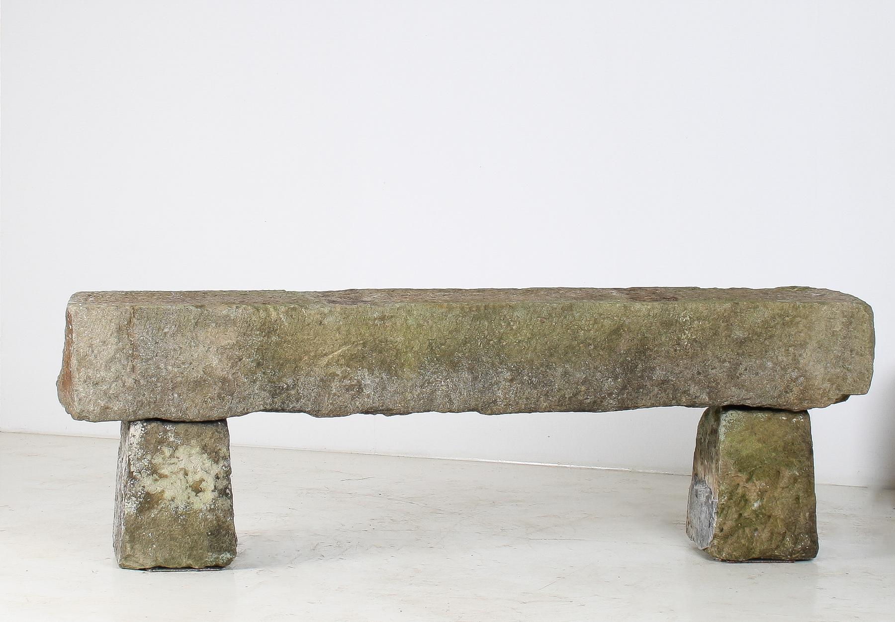 Asiento de piedra arenisca tallada inglesa para banco de jardín Elemento de jardín envejecido 1860 en Bueno estado para la venta en Llanbrynmair, GB