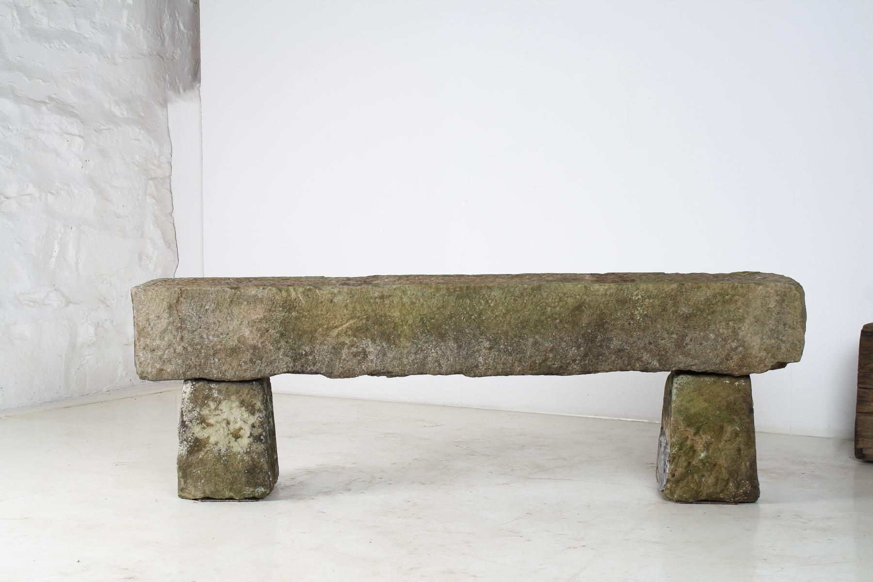 Asiento de piedra arenisca tallada inglesa para banco de jardín Elemento de jardín envejecido 1860 Arenisca en venta