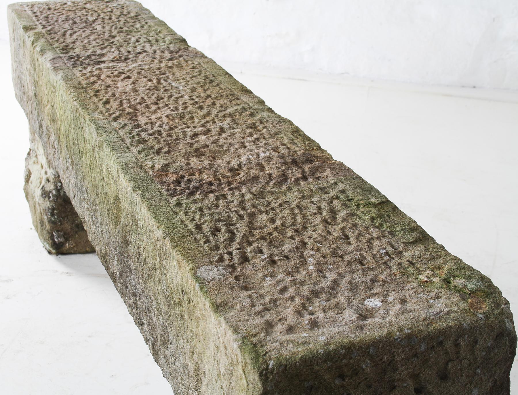 Asiento de piedra arenisca tallada inglesa para banco de jardín Elemento de jardín envejecido 1860 en venta 1