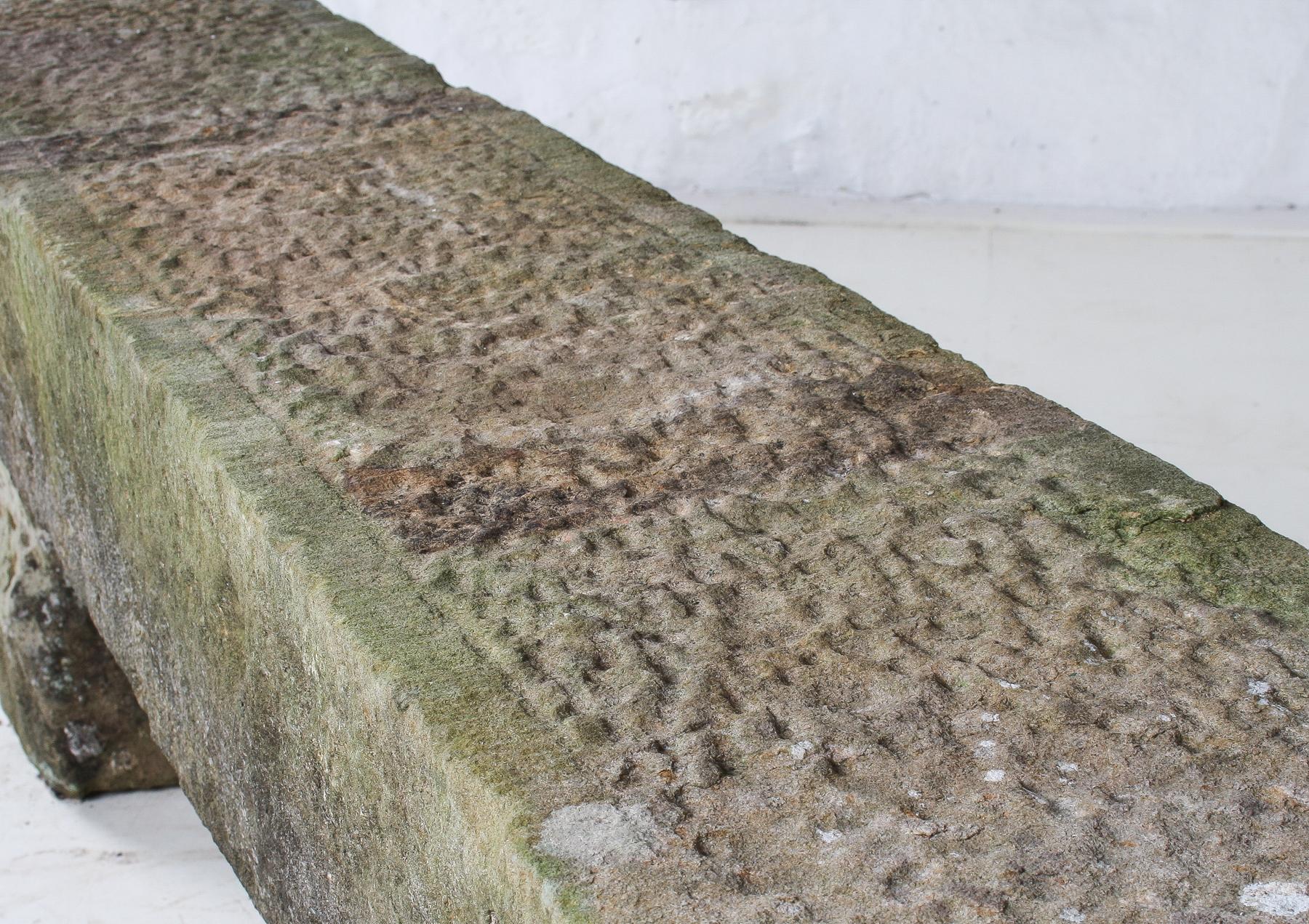 Asiento de piedra arenisca tallada inglesa para banco de jardín Elemento de jardín envejecido 1860 en venta 2