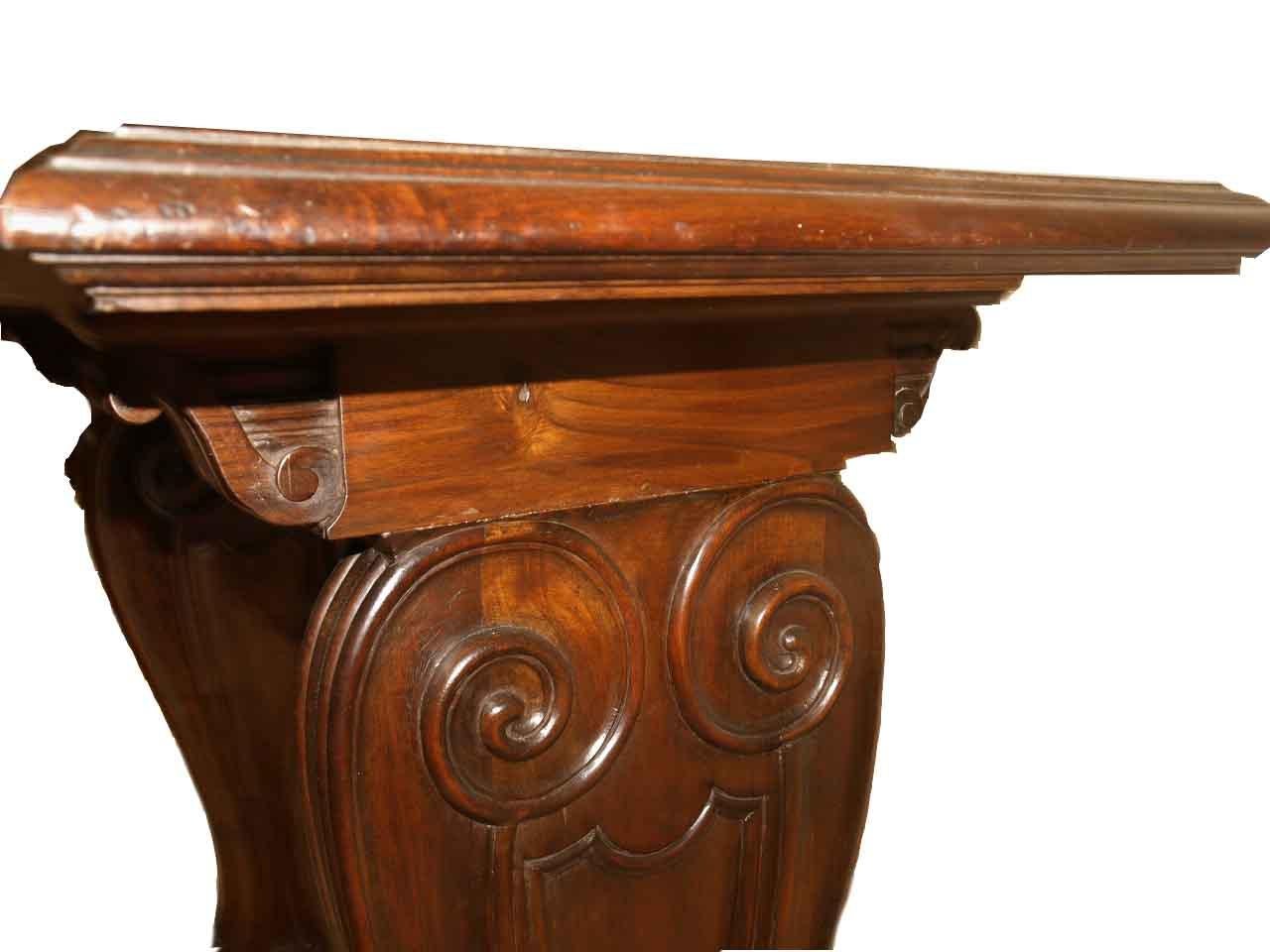 Table centrale anglaise en noyer sculpté en vente 6