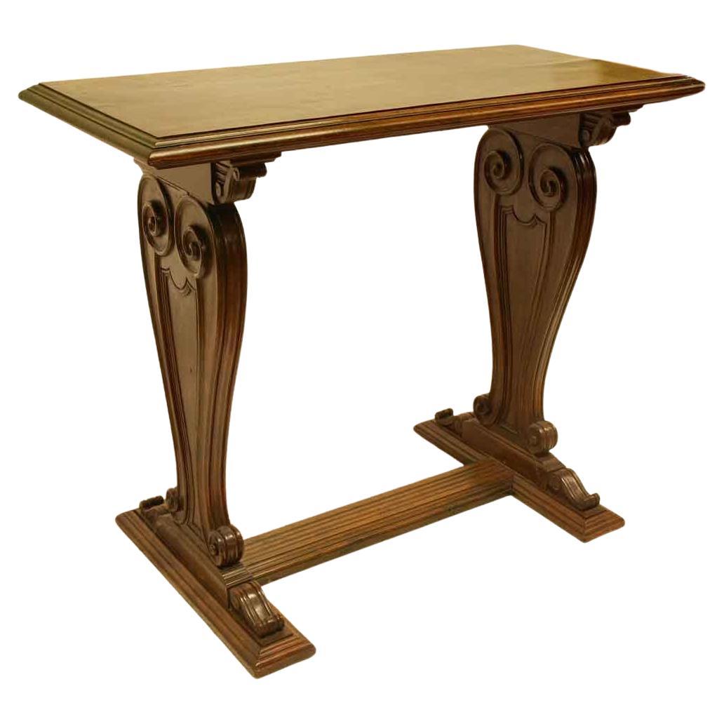 Table centrale anglaise en noyer sculpté en vente