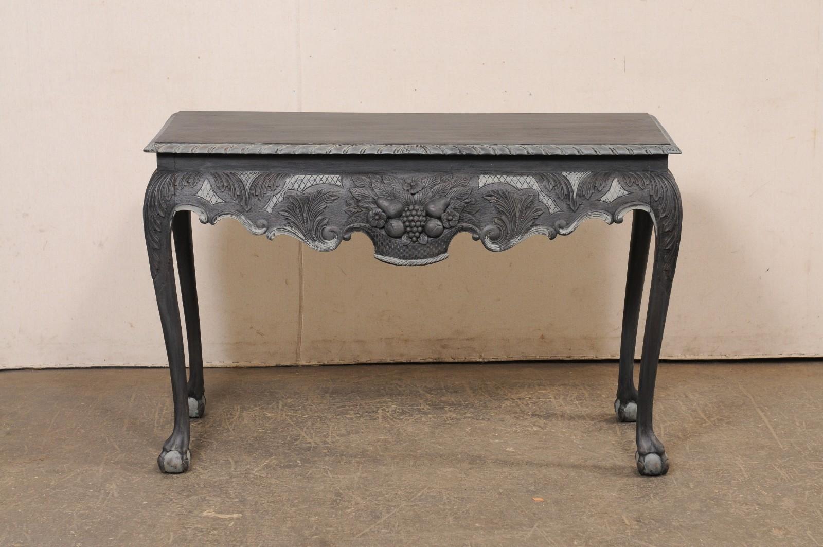 Table console 4 pieds en bois sculpté anglais avec tablier sculpté en forme de panier de fruits, gris foncé en vente 5