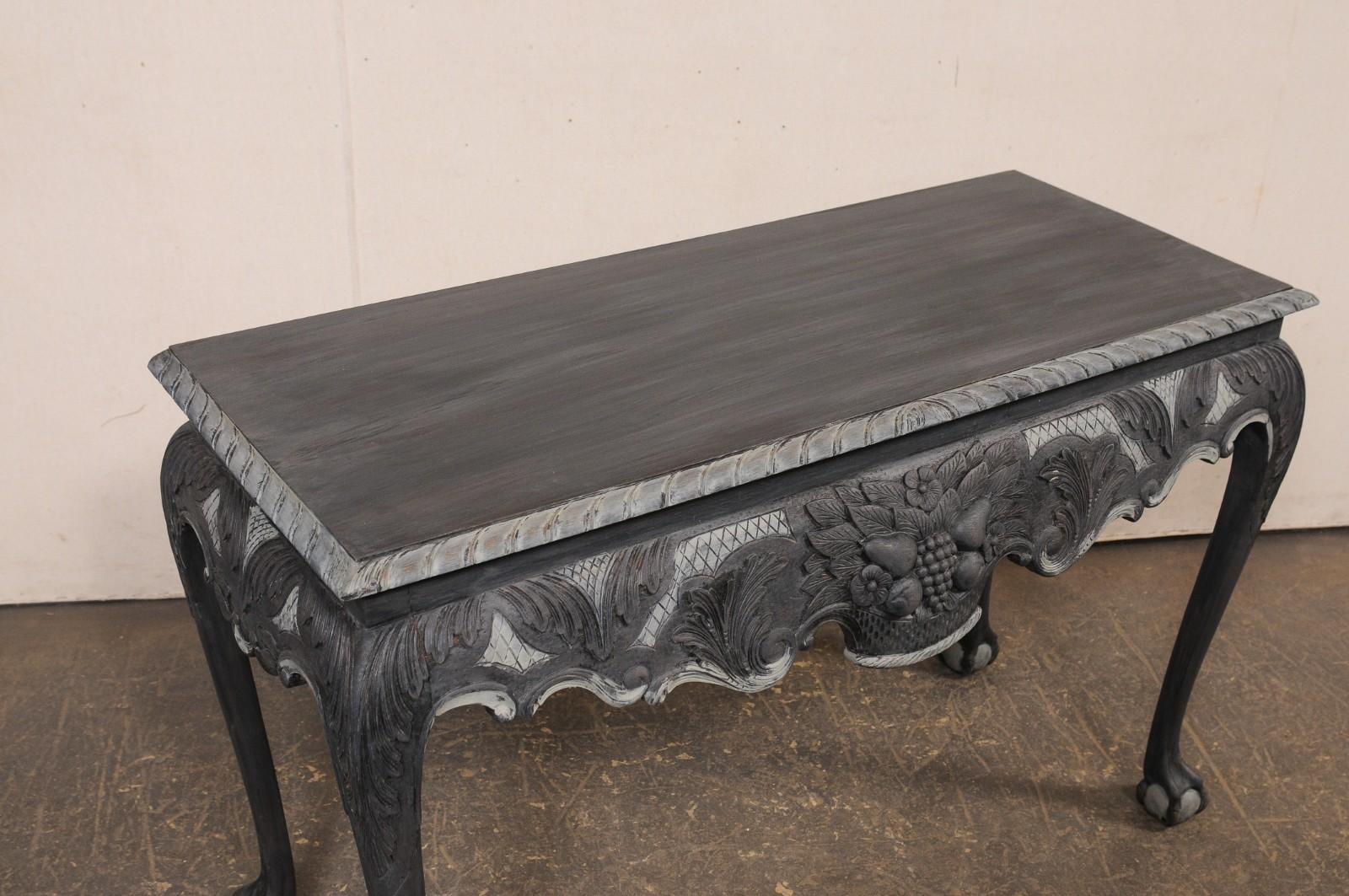 Anglais Table console 4 pieds en bois sculpté anglais avec tablier sculpté en forme de panier de fruits, gris foncé en vente