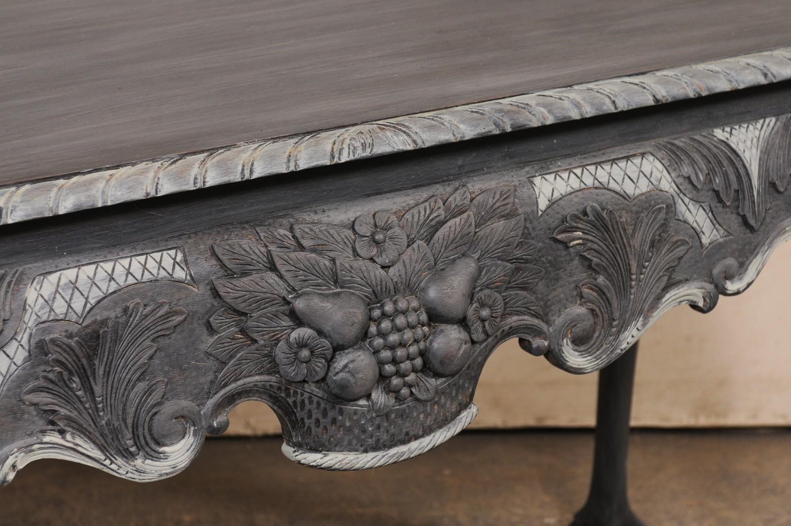 Table console 4 pieds en bois sculpté anglais avec tablier sculpté en forme de panier de fruits, gris foncé Bon état - En vente à Atlanta, GA