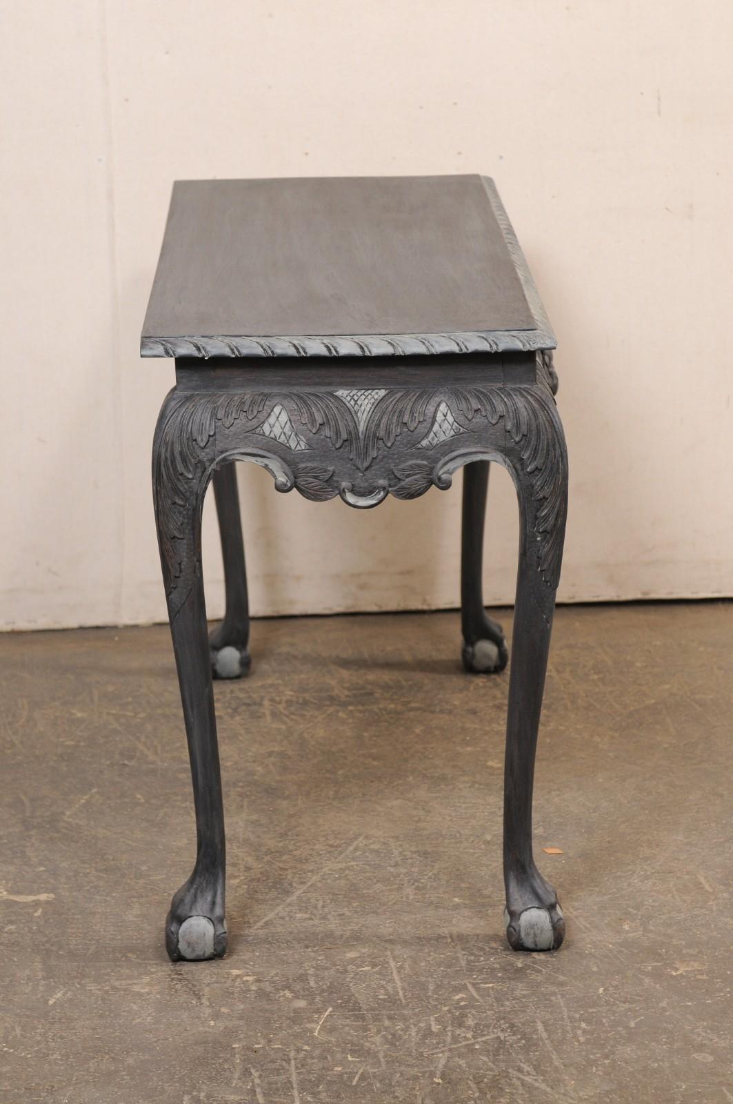 20ième siècle Table console 4 pieds en bois sculpté anglais avec tablier sculpté en forme de panier de fruits, gris fonc�é en vente