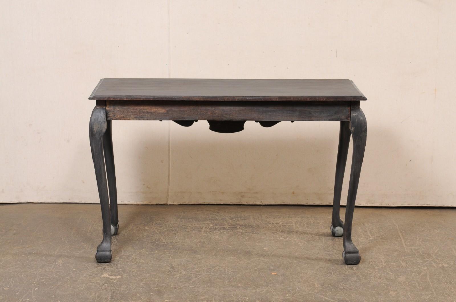 Table console 4 pieds en bois sculpté anglais avec tablier sculpté en forme de panier de fruits, gris foncé en vente 1