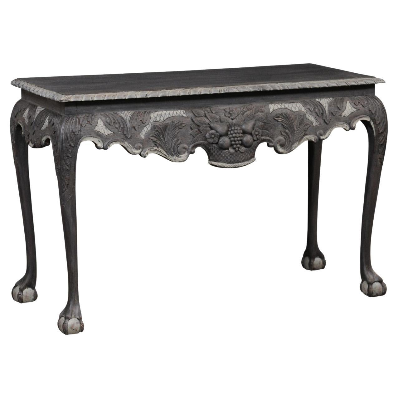 Table console 4 pieds en bois sculpté anglais avec tablier sculpté en forme de panier de fruits, gris foncé en vente