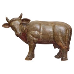 Escultura inglesa de vaca tallada en madera con acabado original pintado, hacia 1880