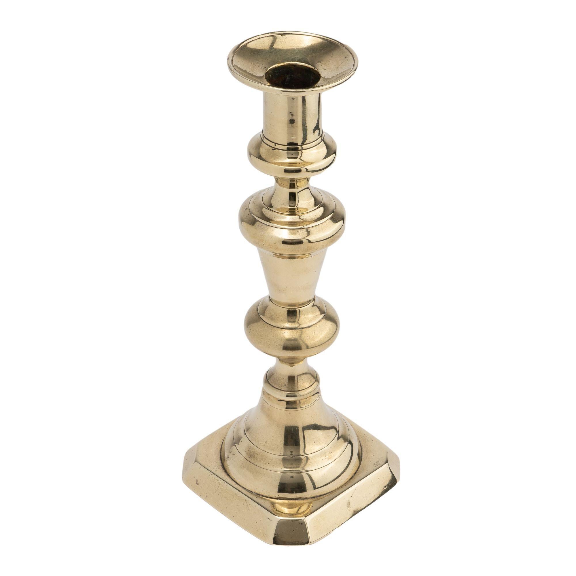 English cast brass candlestick, 1830 In Good Condition For Sale In Kenilworth, IL