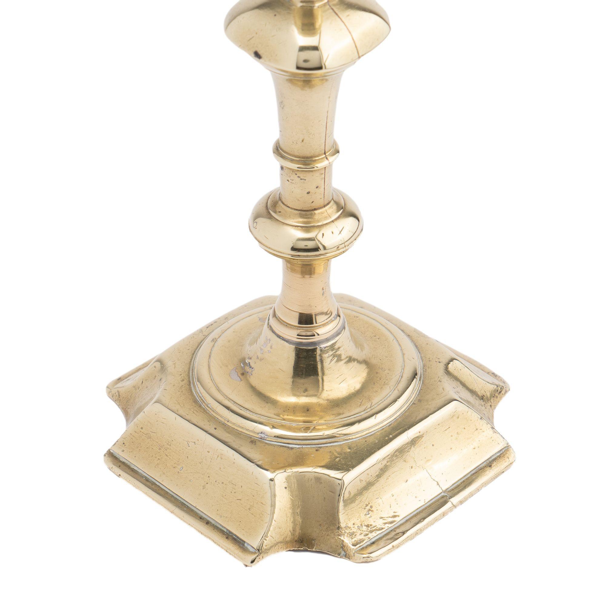 English cast brass Queen Anne candlestick, 1740-50 In Good Condition For Sale In Kenilworth, IL