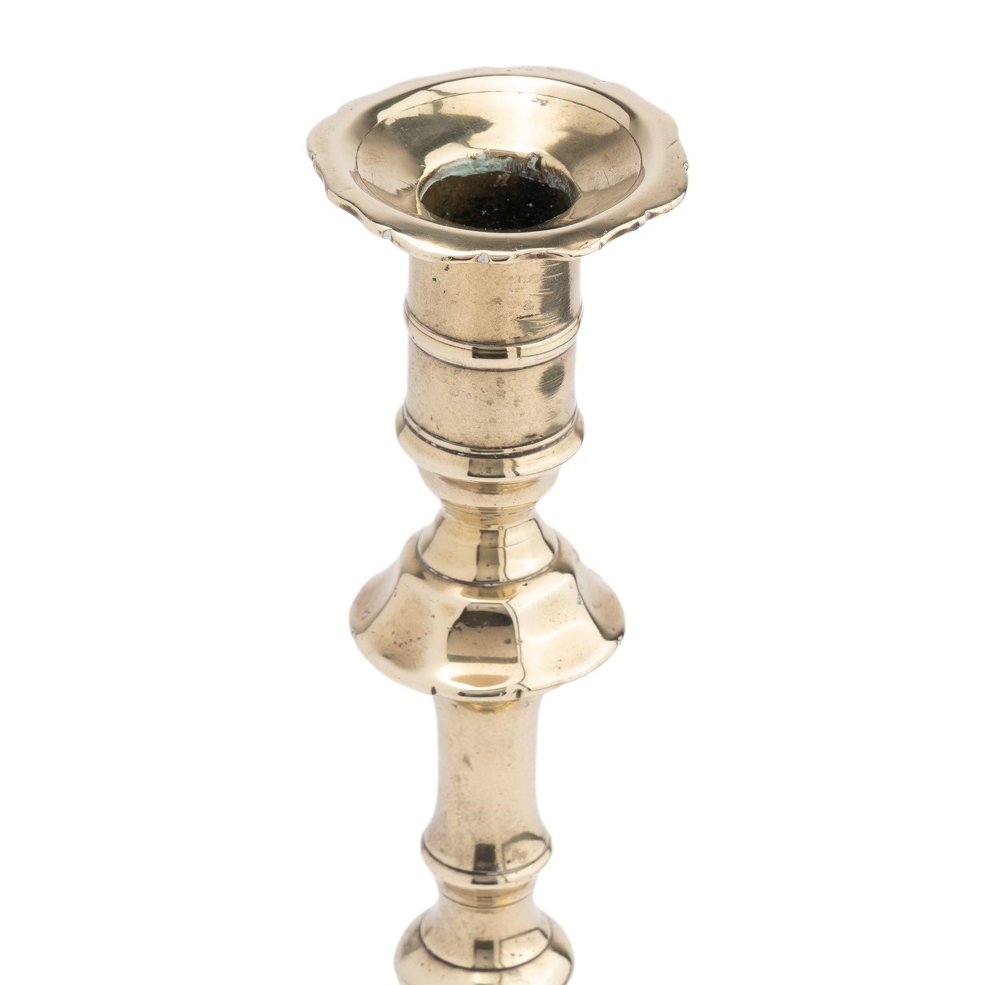English cast brass Queen Anne candlestick, 1750 In Good Condition For Sale In Kenilworth, IL