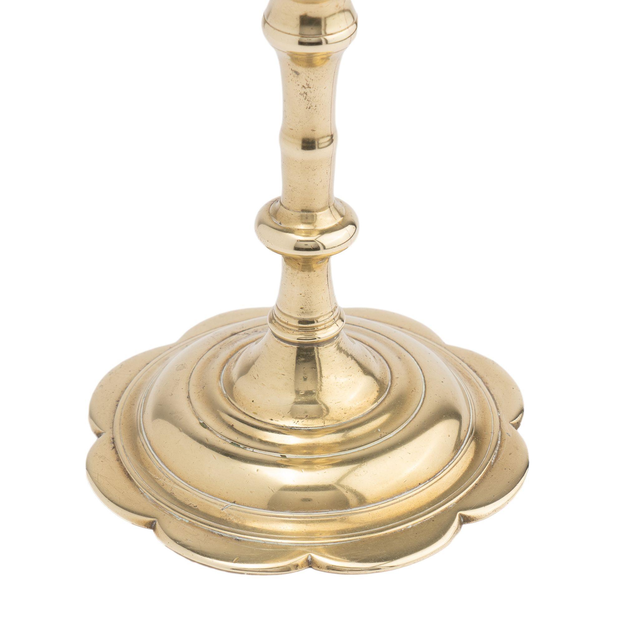 English cast brass Queen Anne candlestick with candle cup, 1760-70 In Good Condition For Sale In Kenilworth, IL