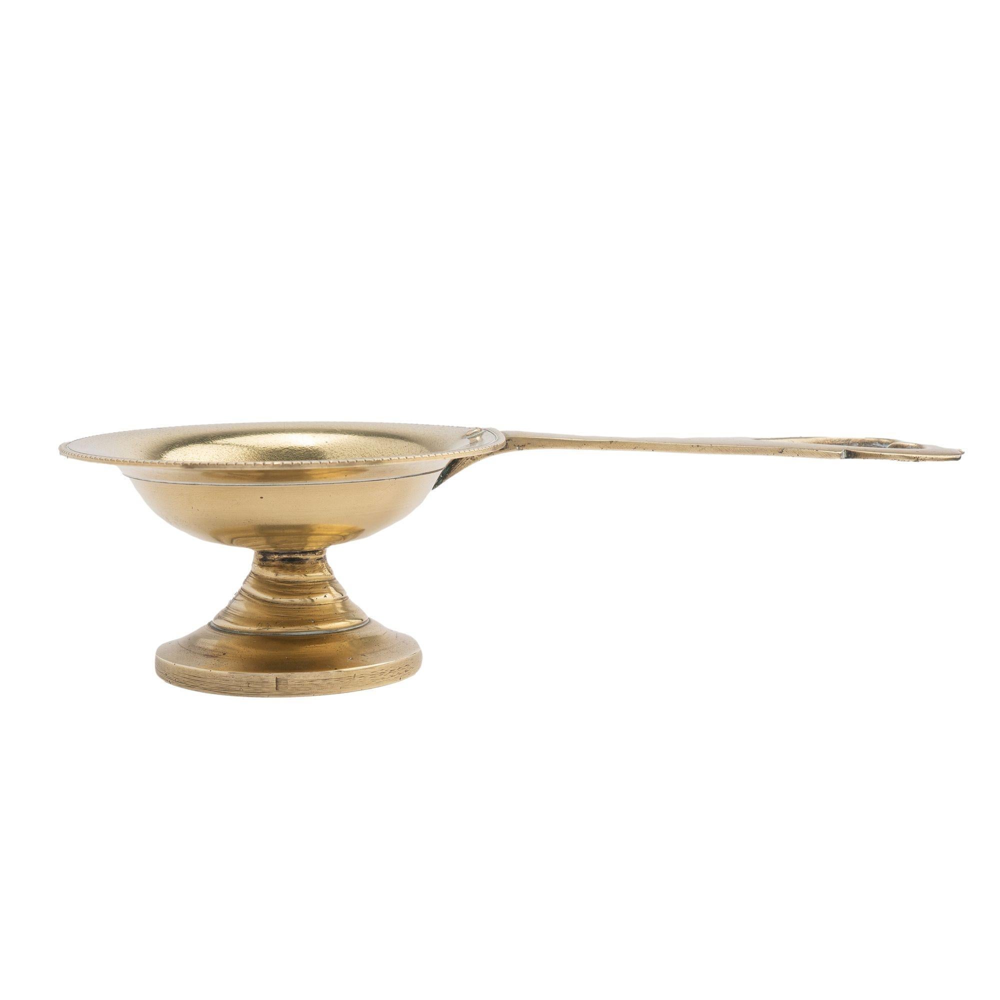 English cast brass taster dish with pedestal base, 1775-1800 In Good Condition For Sale In Kenilworth, IL