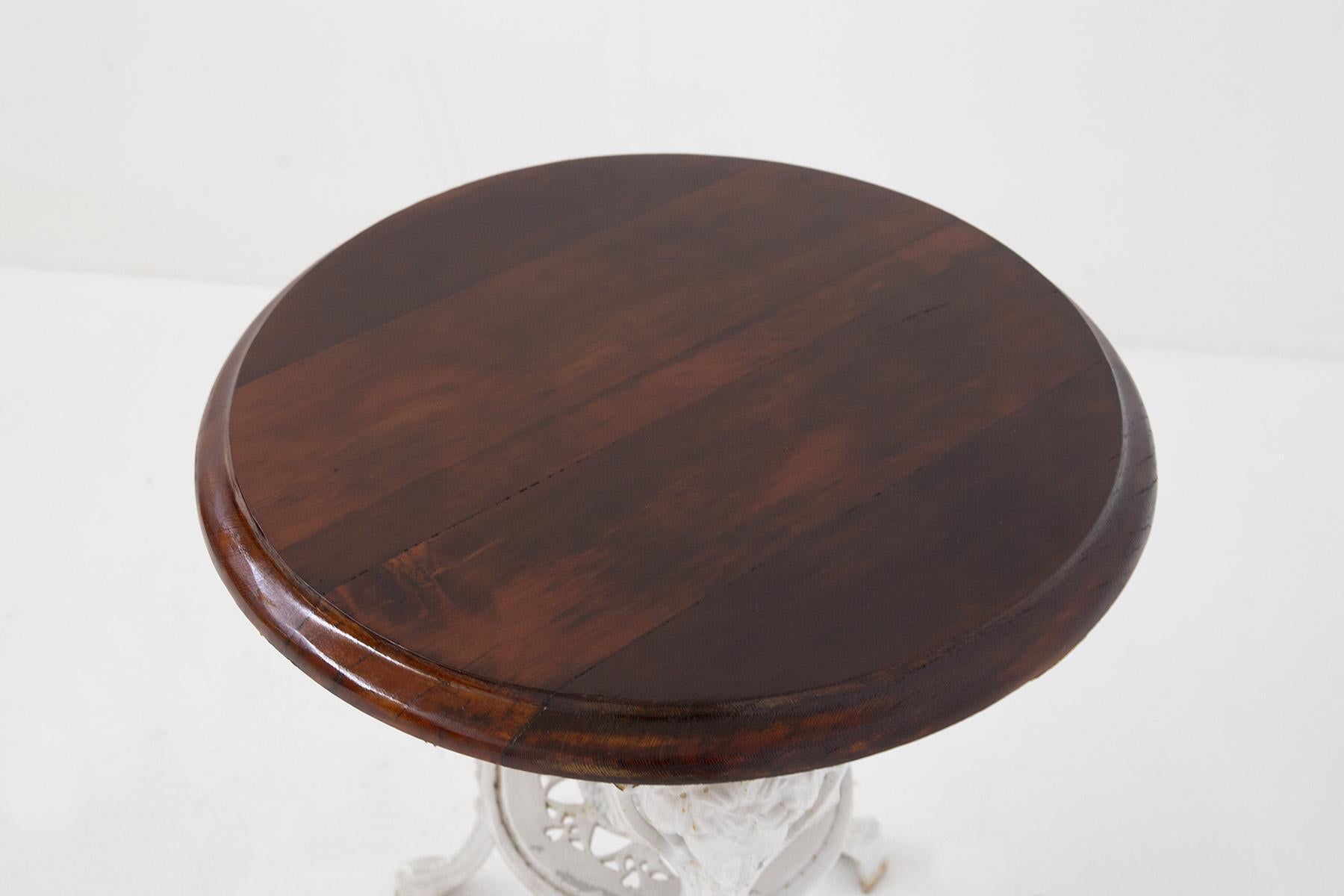 Rare table basse vintage victorienne en fonte fabriquée à la fin des années 1800, belle fabrication anglaise.
La table basse est petite et est destinée à un usage de jardin, comme le montrent clairement les matériaux.
La structure porteuse est