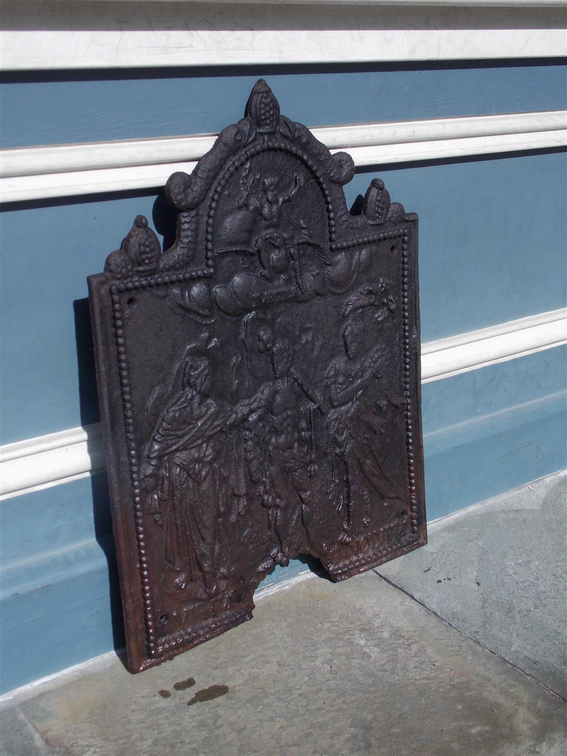 George III Plaque de cheminée en fonte anglaise à bordure perlée:: décorée de figures et de feuillages:: C 1770 en vente