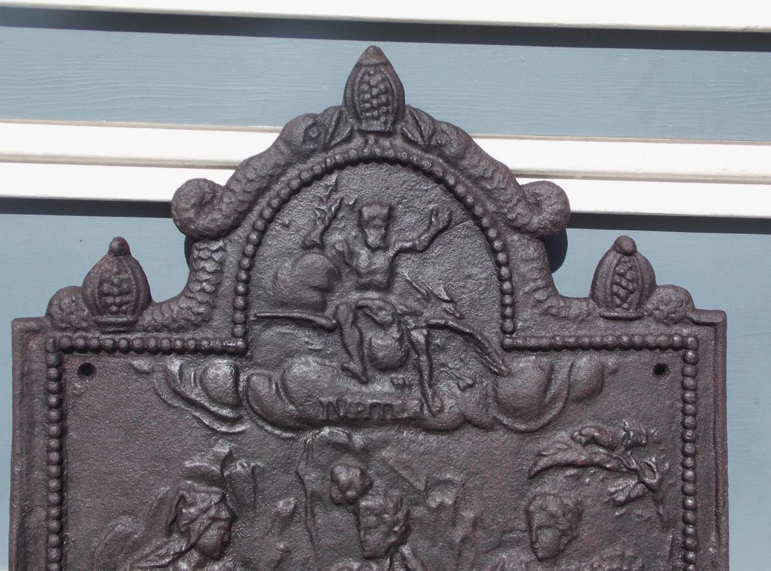 Moulage Plaque de cheminée en fonte anglaise à bordure perlée:: décorée de figures et de feuillages:: C 1770 en vente