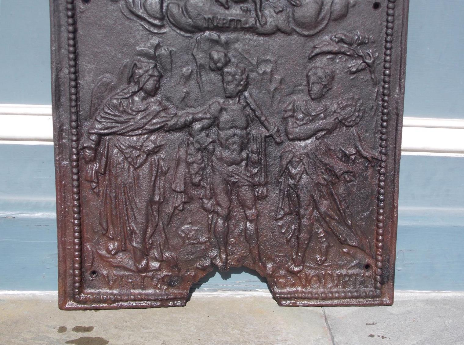 Plaque de cheminée en fonte anglaise à bordure perlée:: décorée de figures et de feuillages:: C 1770 Bon état - En vente à Hollywood, SC