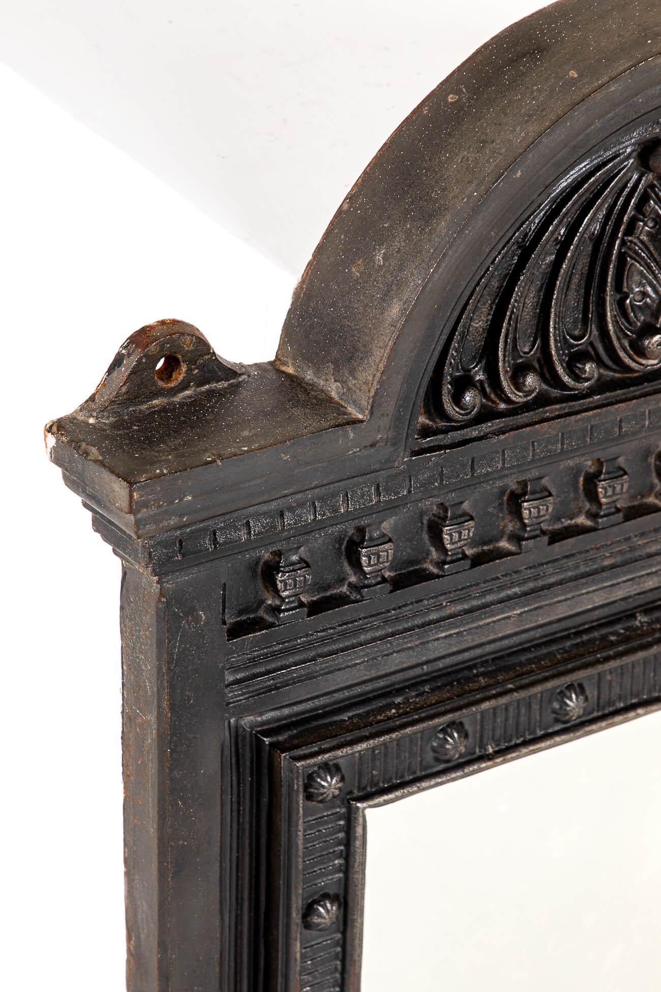 XIXe siècle Miroir de cheminée en fonte anglaise en vente