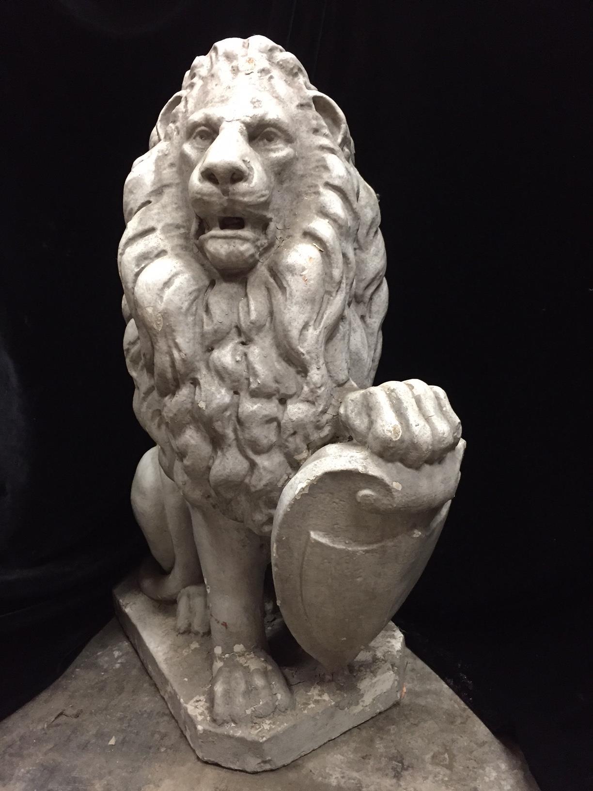 Charming English cast stone lion, 20th century.
Meticulous attention has been giving to every detail..
Can be used indoor or out door.