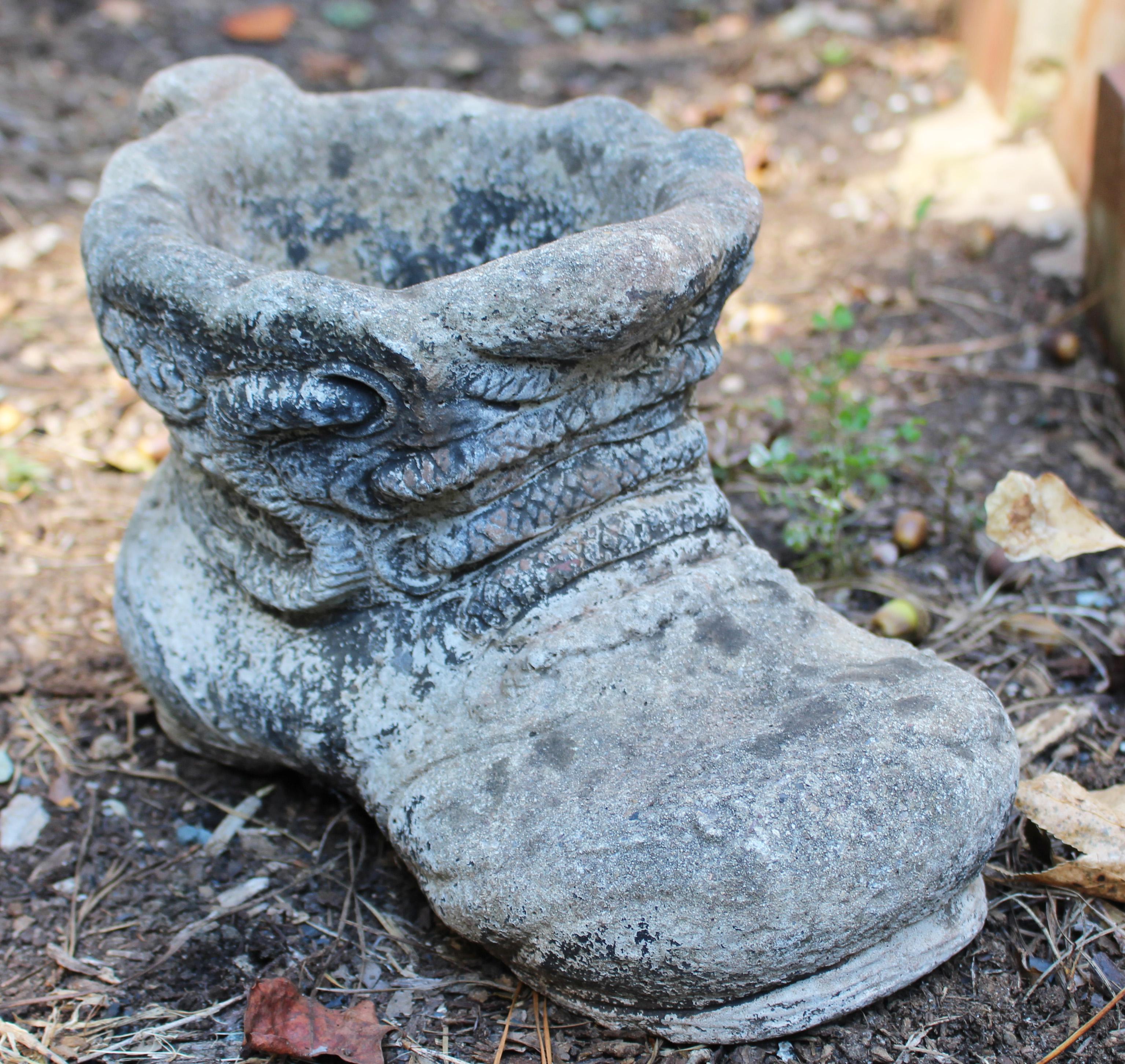 Jardinière en pierre moulée en forme de chaussure de géant, anglais, vintage. Notez les détails des lacets et la forme du haut. Un grand plaisir pour le jardin ou le perron !
Mesures : 14,5