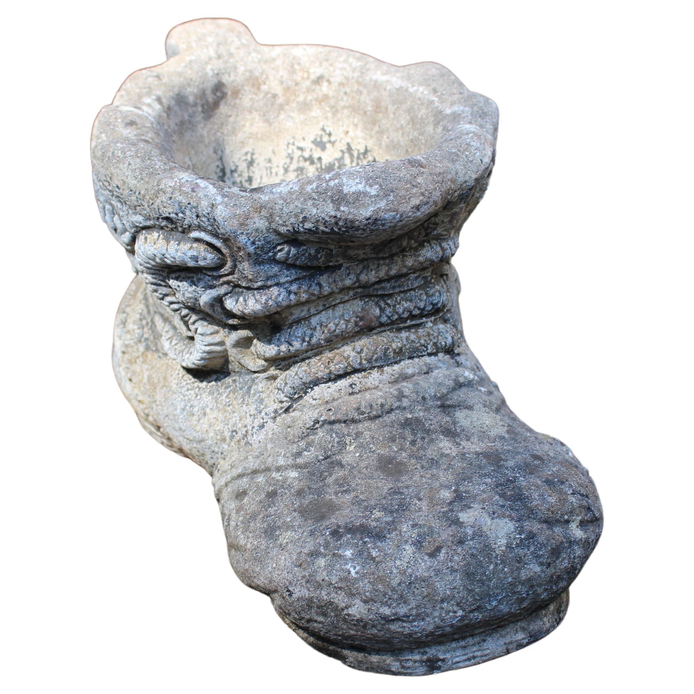 Englisches Pflanzgefäß aus Steinguss in Form eines Riesenschuhs