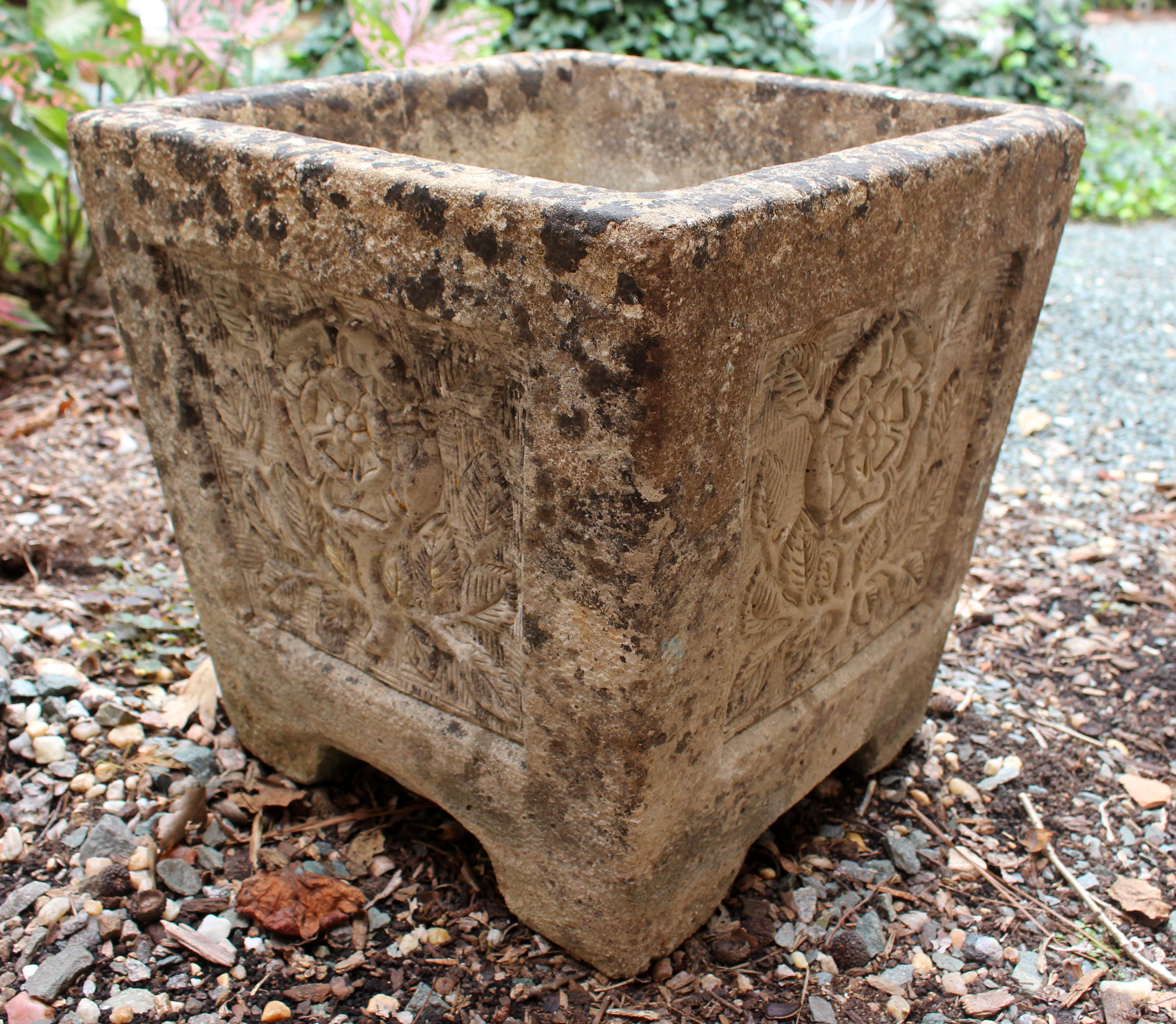 Jardinière à rosettes en pierre moulée anglaise Bon état - En vente à Chapel Hill, NC
